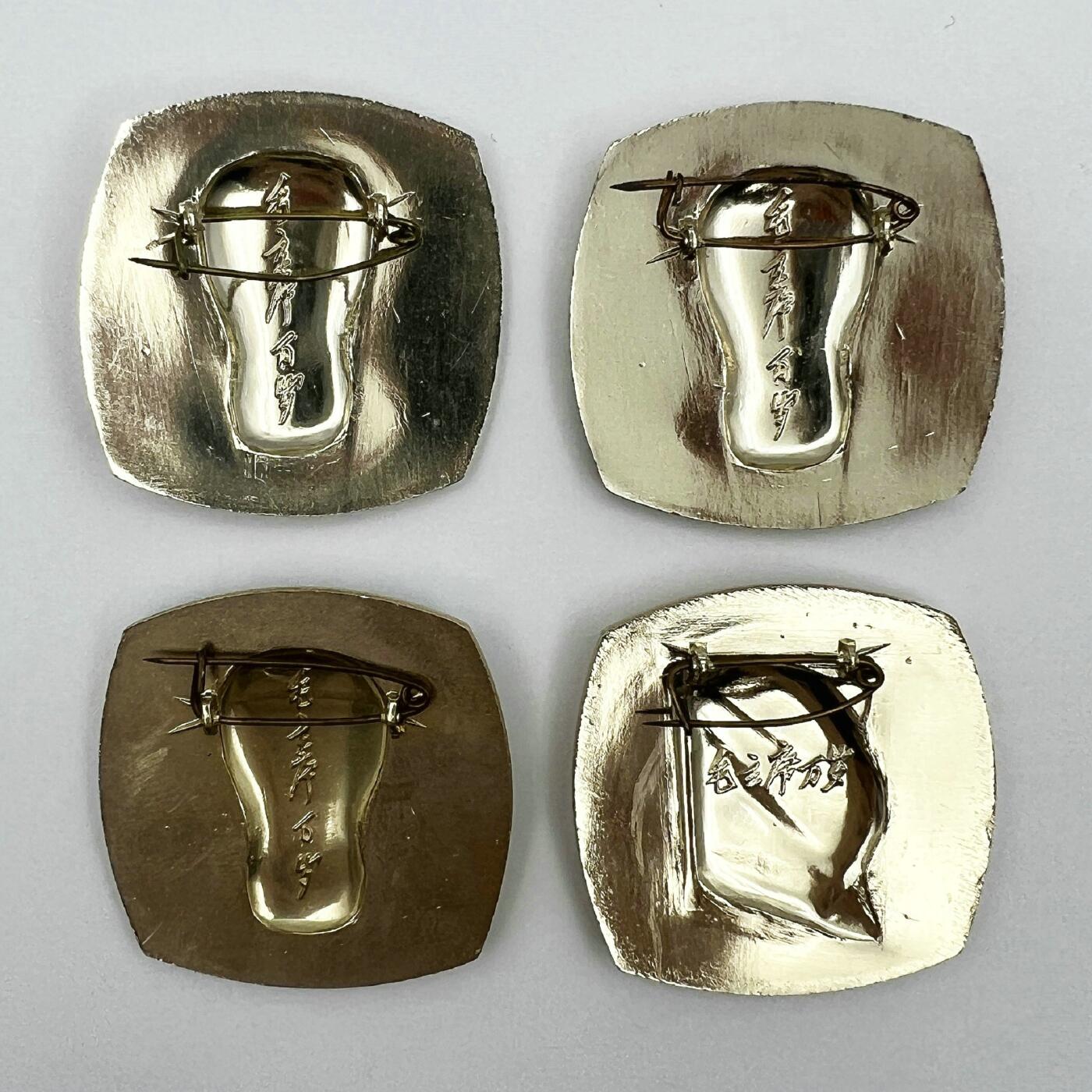 2025年伟人像章秋季专场拍卖会 蓝、黄双色金像 正面 侧面像 异形套章 红太阳 八角帽 革命圣地 四枚 3.68cm×3.68cm×4