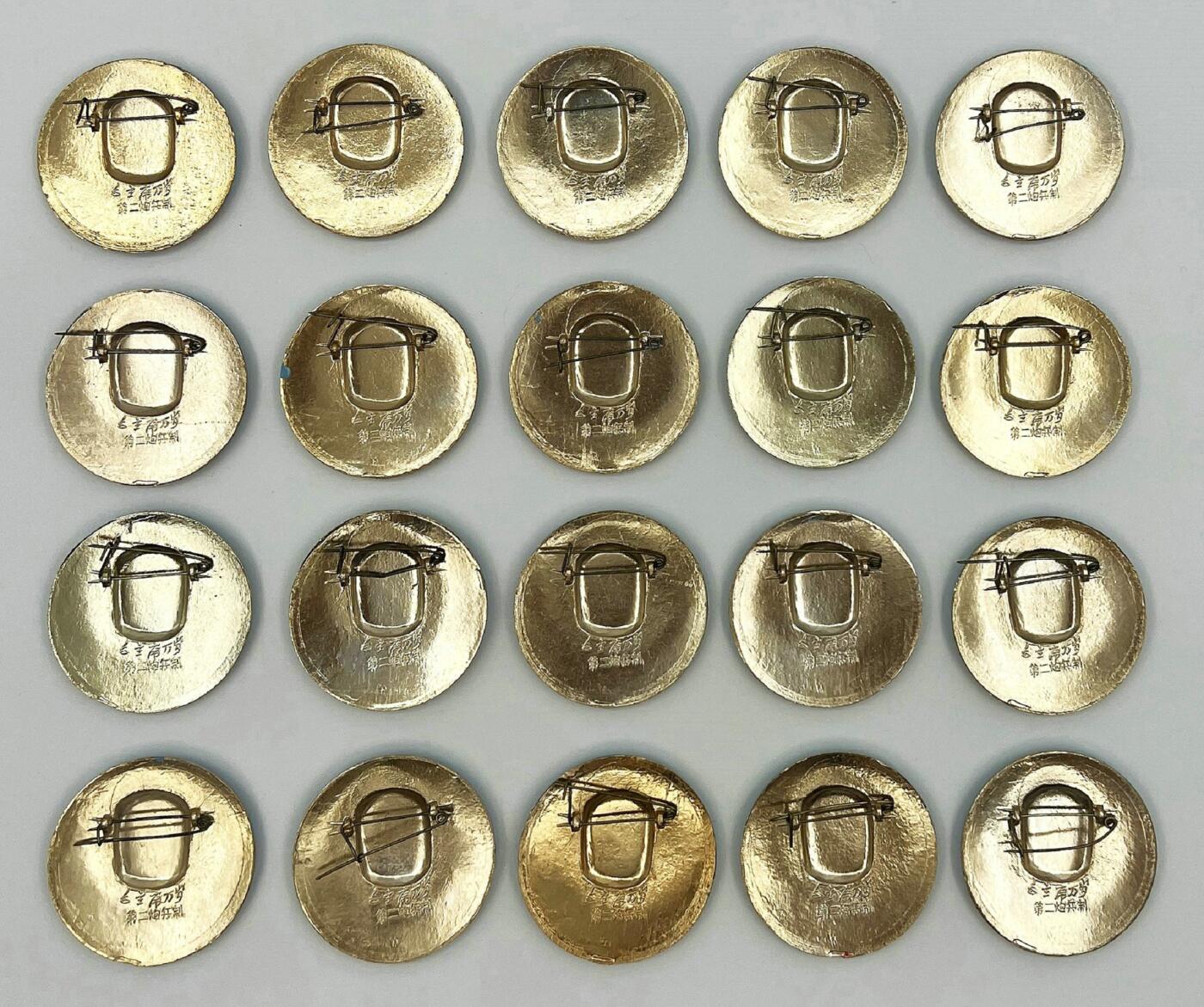 2025年伟人像章秋季专场拍卖会 第二炮兵制 蓝底金像 圆形 正面标语“工人阶级领导一切”二十枚 直径4.1cm×20