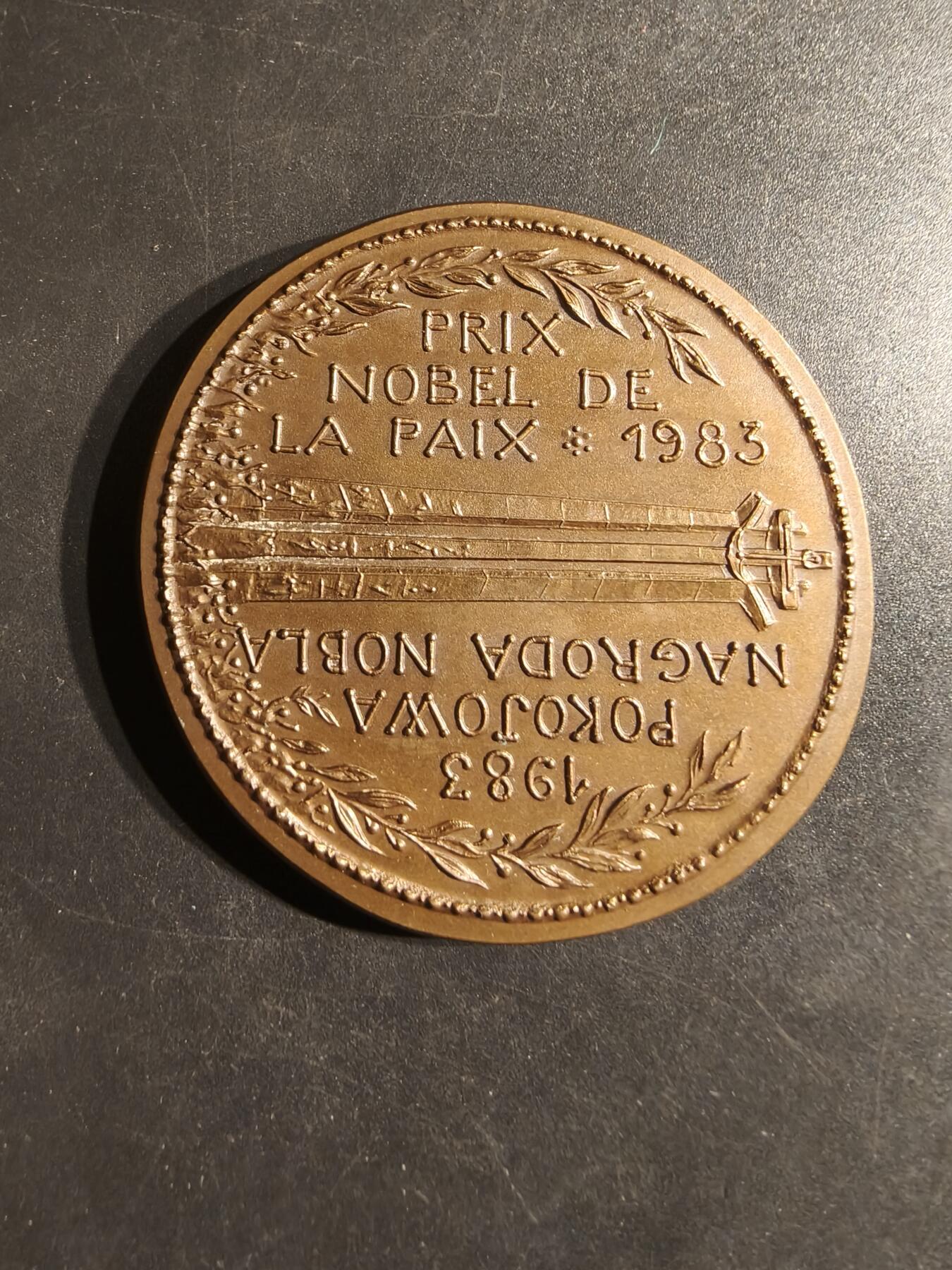 老王徽章第162期  1983年诺贝尔和平奖大铜章     1983年诺贝尔和平奖授予了波兰工会领袖莱赫·瓦文萨（Lech Wałęsa），以表彰他在波兰为工人权利和自由所做的贡献      直径49mm.   重量52.8g