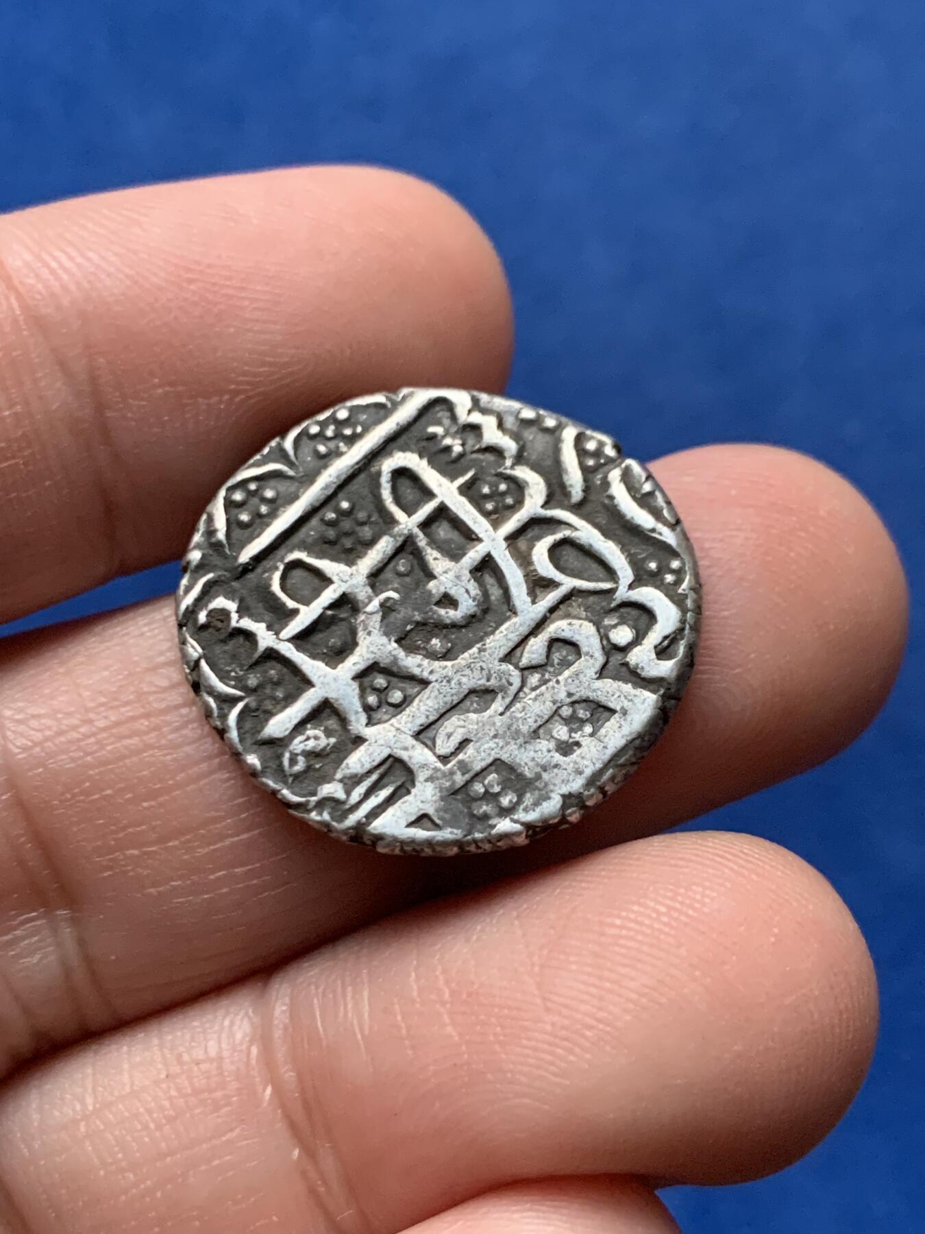 《竞宝斋》第436场 周日，周一2场连拍 （全场包邮） 阿富汗杜兰尼王朝1卢比银币，9.38克，22.4mm，1839-1842年杜兰尼王朝末代君王Shujah Shah在位期间发行，正反面：波斯文花押赞词 在位时间非常短暂，少见品种。