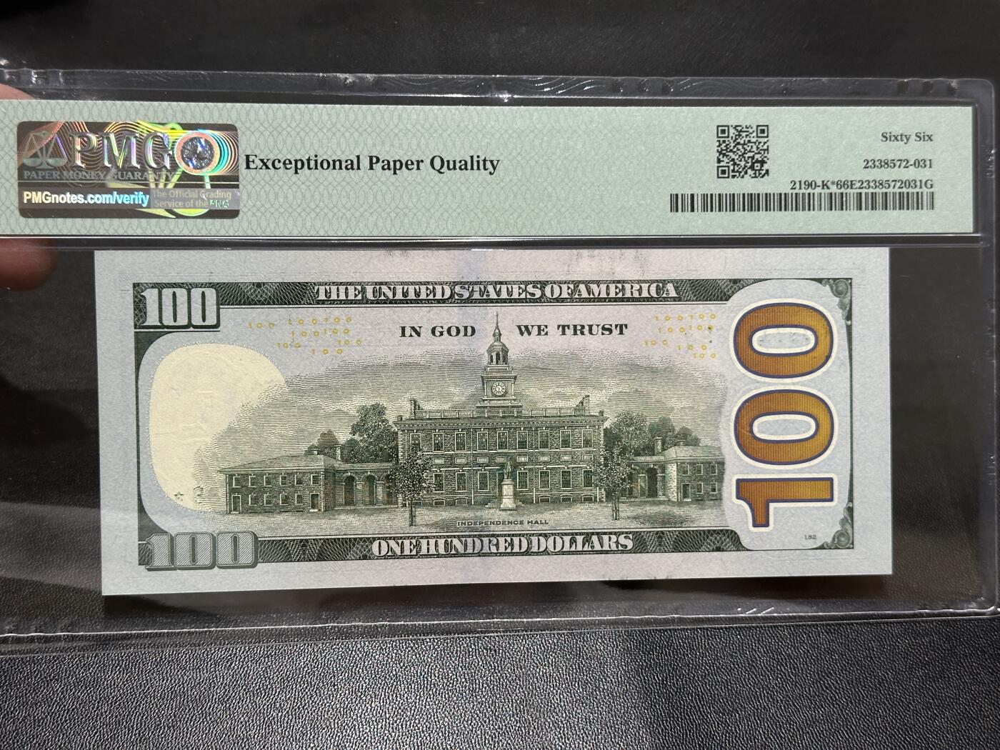 《外钞收藏家》第五百八十三期（精选场）（本期拍品丰富）（本平台长期征集拍品、欢迎藏友们联系合作） 2017年美国彩版100美元 PMG66 补号 尾9988