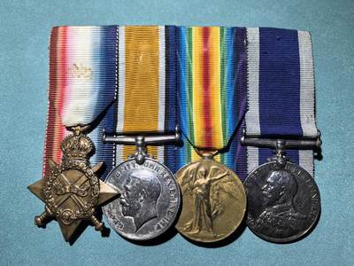 盛世勋华——号角文化勋章邮票专场拍卖第287期 - 英国一战四联奖章联挂 早期礼服挂 包括1914-15之星/一战战争奖章（银制）/一战胜利奖章/乔治五世早期海军长期服役和良好表现奖章（银制） 均带刻名 