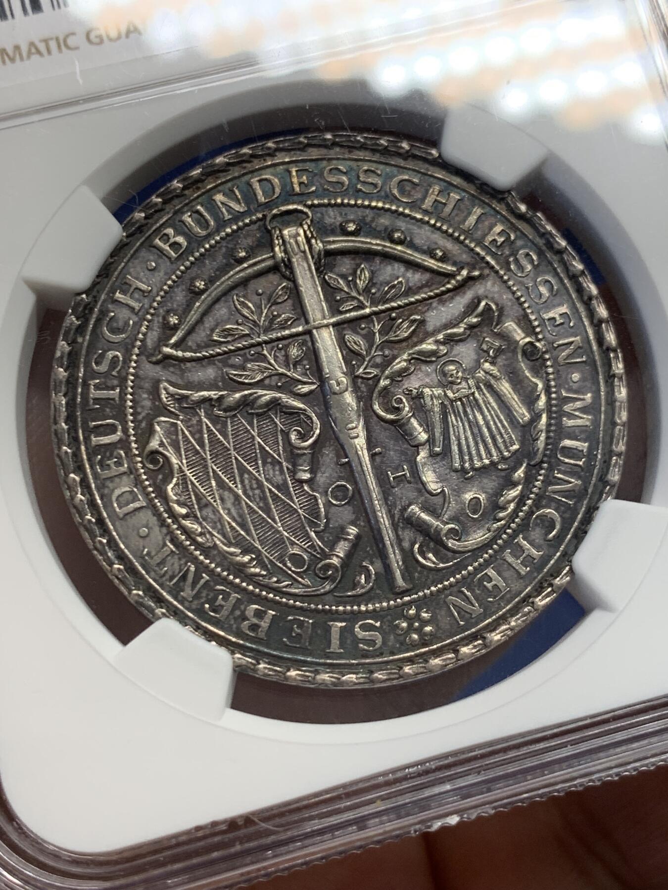 《竞宝斋》第436场 周日，周一2场连拍 （全场包邮） NGC MS62 德国1881年巴伐利亚慕尼黑联邦射击节大银章 浮雕喷砂感极强 慕尼黑徽章与枝叶纹理雕刻全深打难得。