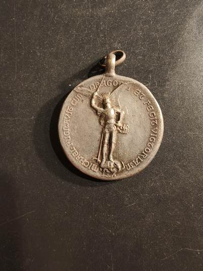 老王徽章第162期 - 法国圣米迦勒屠龙镀银纪念章     直径32mm.   重量15.2g