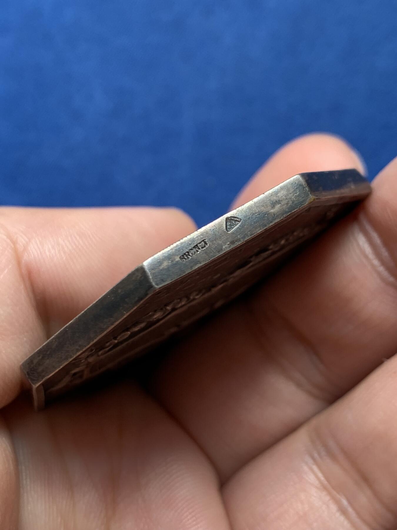 《竞宝斋》第436场 周日，周一2场连拍 （全场包邮） 法国斯山海事商会尼斯国家集邮展大型八角型镀银铜章，45.5MM，45.5克，带边铭。