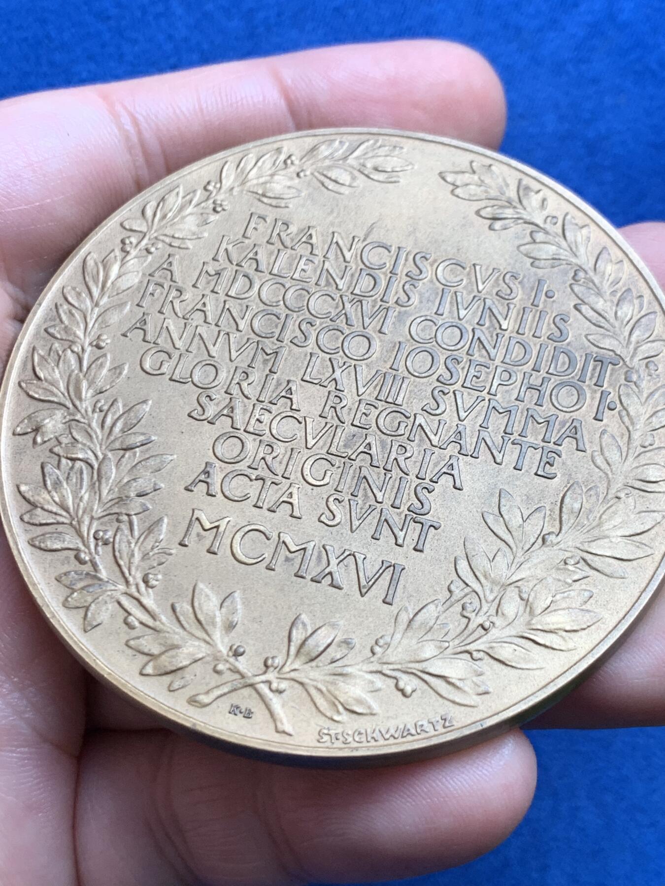 《竞宝斋》第436场 周日，周一2场连拍 （全场包邮） 1816-1916年奥地利国民银行百年纪念铜章 直径65.2mm 重约108.5g 带原盒 状态不错 细节见图