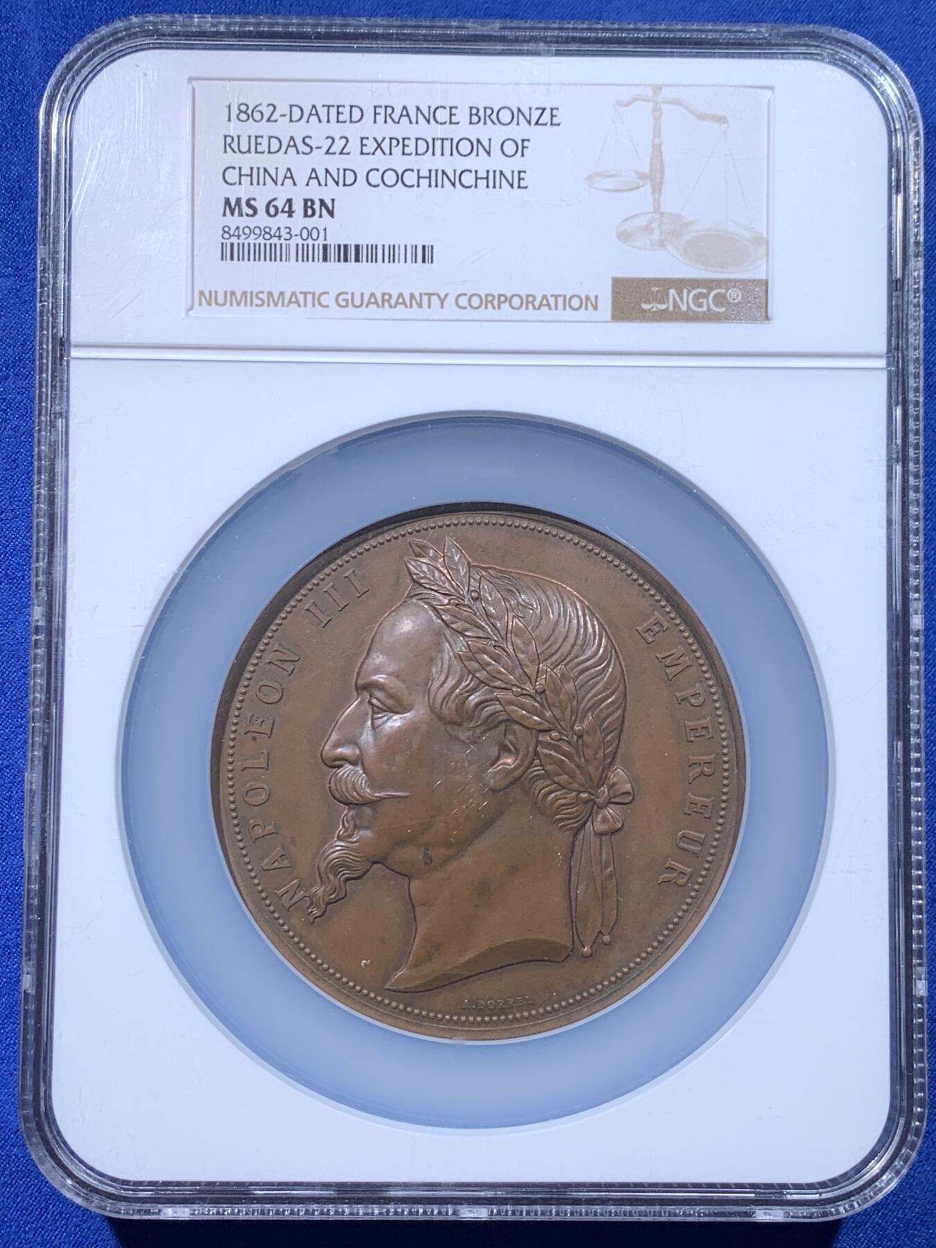 《竞宝斋》第436场 周日，周一2场连拍 （全场包邮） NGC MS64BN 1862年法国交趾支那战役大铜章 高分大名誉品 正面：拿破仑三世戴月桂冠面左；背面：法兰西女神玛丽安娜驾船，手持雷电与帝国鹰权杖，与龙相伴竞逐，最终迫使东方龙屈服脚下，呈现了法兰西与以中华帝国龙为代表的东方之间的对抗。1860年法国借第二次鸦片战争结束借用侵华法军进攻南圻，先后占领嘉定等地，1862年法國和越南阮朝签订第一次《西贡条约》，此章版别罕见，直径74mm，气势恢弘