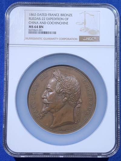 《竞宝斋》第436场 周日，周一2场连拍 （全场包邮） - NGC MS64BN 1862年法国交趾支那战役大铜章 高分大名誉品 正面：拿破仑三世戴月桂冠面左；背面：法兰西女神玛丽安娜驾船，手持雷电与帝国鹰权杖，与龙相伴竞逐，最终迫使东方龙屈服脚下，呈现了法兰西与以中华帝国龙为代表的东方之间的对抗。1860年法国借第二次鸦片战争结束借用侵华法军进攻南圻，先后占领嘉定等地，1862年法國和越南阮朝签订第一次《西贡条约》，此章版别罕见，直径74mm，气势恢弘