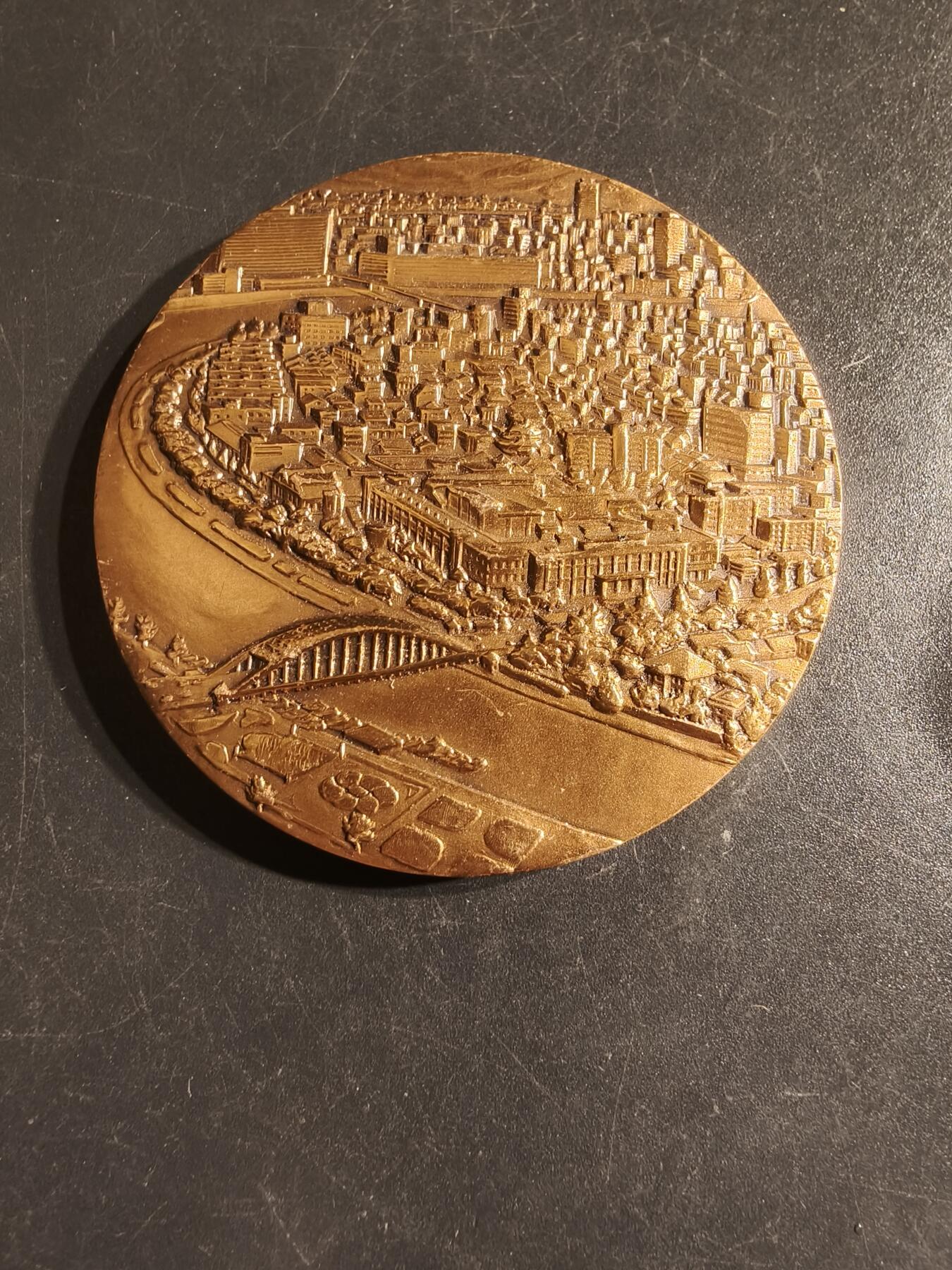 老王徽章第162期  小日子铸币局成立100周年纪念章     直径54mm.    重量93.6g