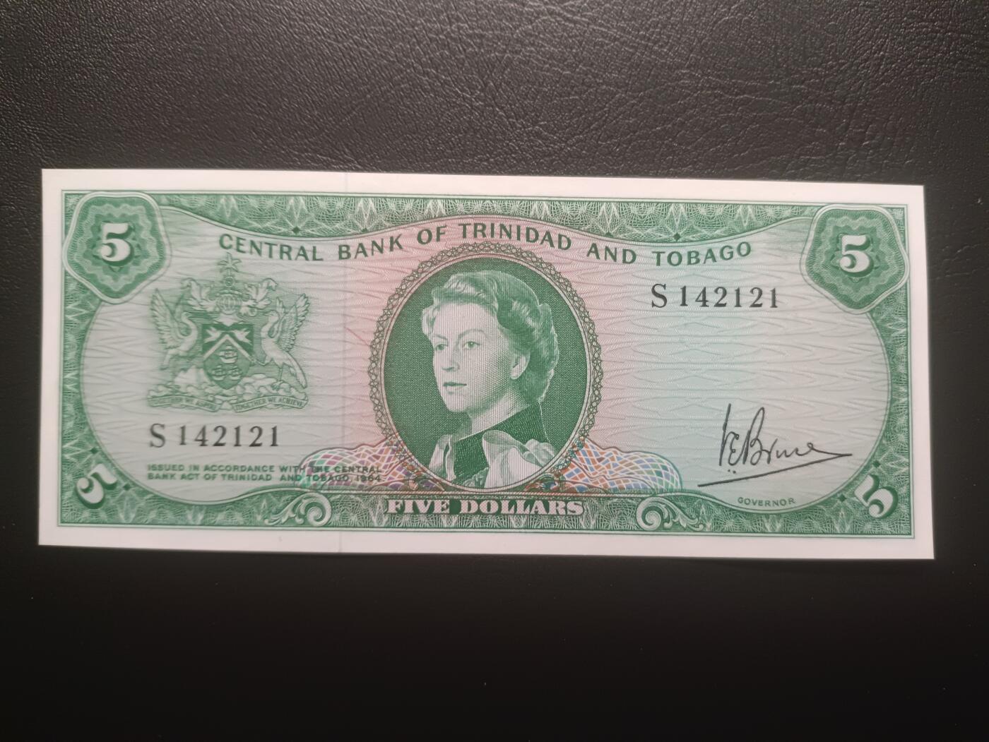 2025十一月第三期，总201期 特立尼达和多巴哥1964版5元UNC-，稀有女王头像序列中高面值，国徽和央行大楼