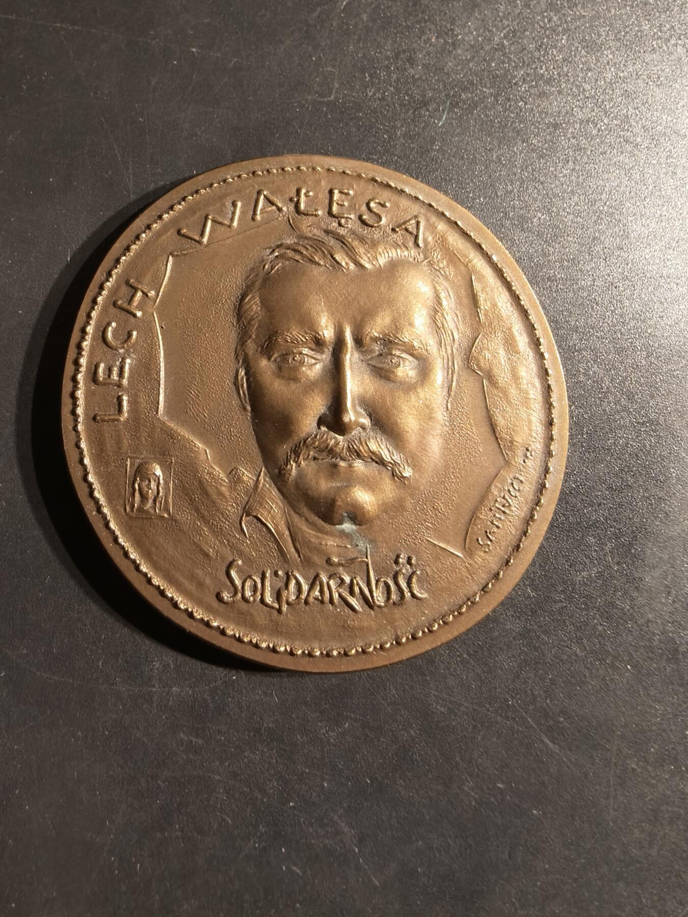 老王徽章第162期  1983年诺贝尔和平奖大铜章     1983年诺贝尔和平奖授予了波兰工会领袖莱赫·瓦文萨（Lech Wałęsa），以表彰他在波兰为工人权利和自由所做的贡献      直径49mm.   重量52.8g