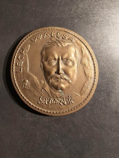 老王徽章第162期 -  1983年诺贝尔和平奖大铜章     1983年诺贝尔和平奖授予了波兰工会领袖莱赫·瓦文萨（Lech Wałęsa），以表彰他在波兰为工人权利和自由所做的贡献      直径49mm.   重量52.8g