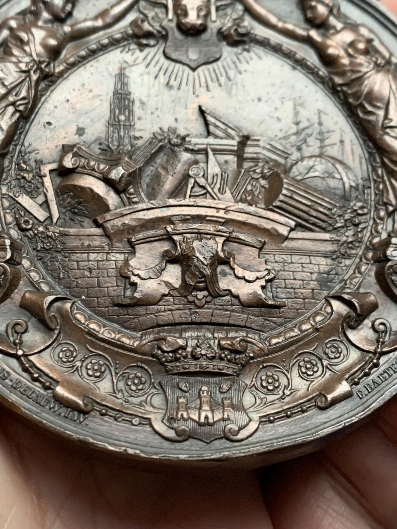 《竞宝斋》第436场 周日，周一2场连拍 （全场包邮） 比利时安特卫普建筑师协会纪念大铜章 233克 79.5mm 、 高浮雕 细节见图