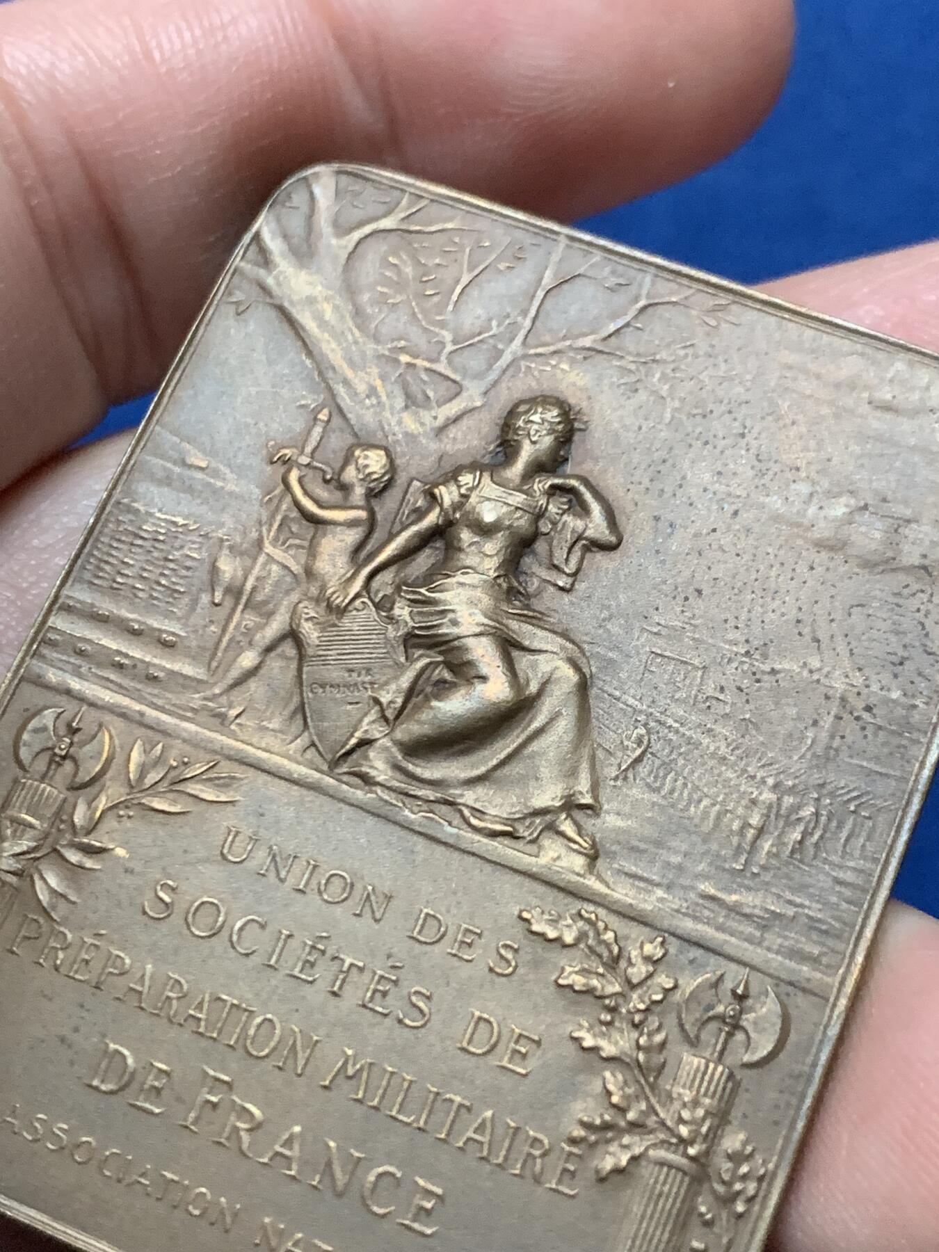 《竞宝斋》第436场 周日，周一2场连拍 （全场包邮） 法国军事装备公司联盟铜章，39.2*50.5毫米，44.45克，三角铜标边铭。