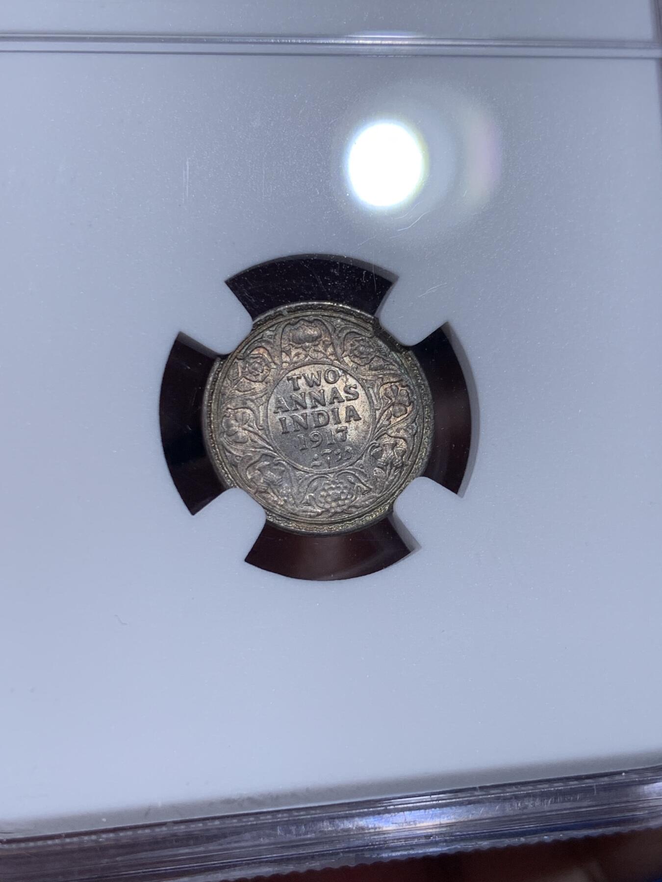 《竞宝斋》第436场 周日，周一2场连拍 （全场包邮） NGC MS64 印度1917年乔治五世2安娜银币，铸造于加尔各答造币厂。相比有着大堆库存的1卢比，小面值的2安娜反而非常少见，这枚双面优雅的蓝紫色包浆迷人。一步到位之选。