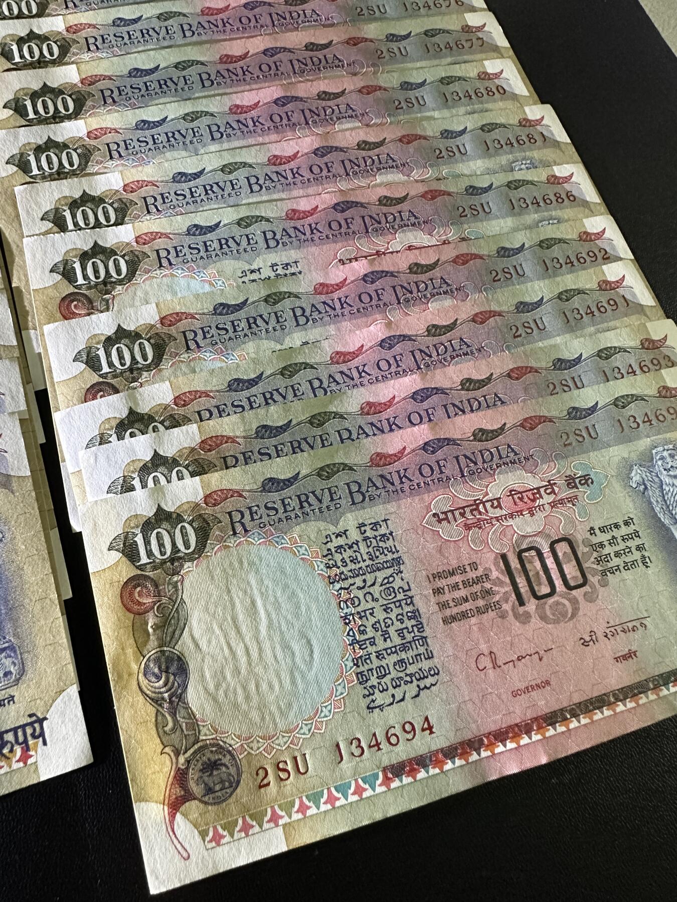 《外钞收藏家》第五百八十三期（精选场）（本期拍品丰富）（本平台长期征集拍品、欢迎藏友们联系合作） 印度100卢比 25张 部分连号 有针孔 角不绝 品相如图
