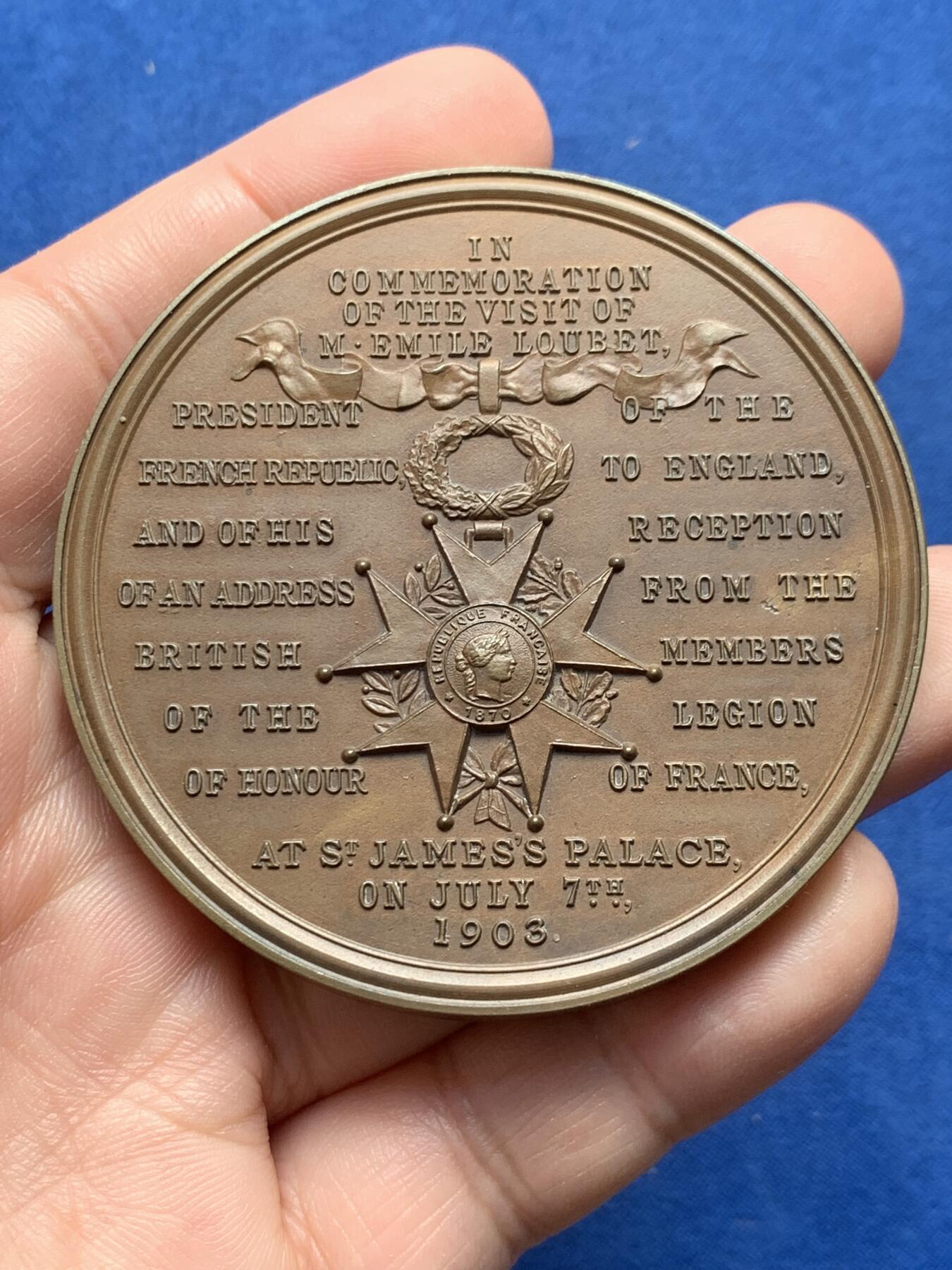 《竞宝斋》第436场 周日，周一2场连拍 （全场包邮） 1903年法国总统埃米尔•卢贝访问英国纪念，139.1克，63.2mm，铜标边铭，原盒有破损