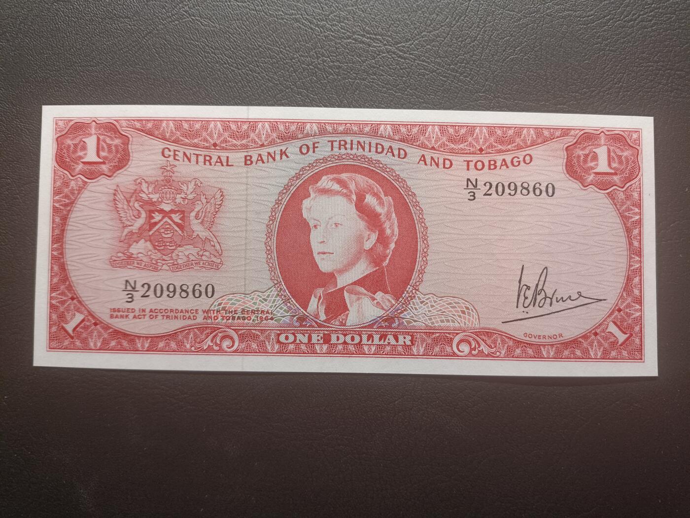 2025十一月第三期，总201期 特立尼达和多巴哥1964版1元UNC无47，稀有女王头像序列，国徽和央行大楼