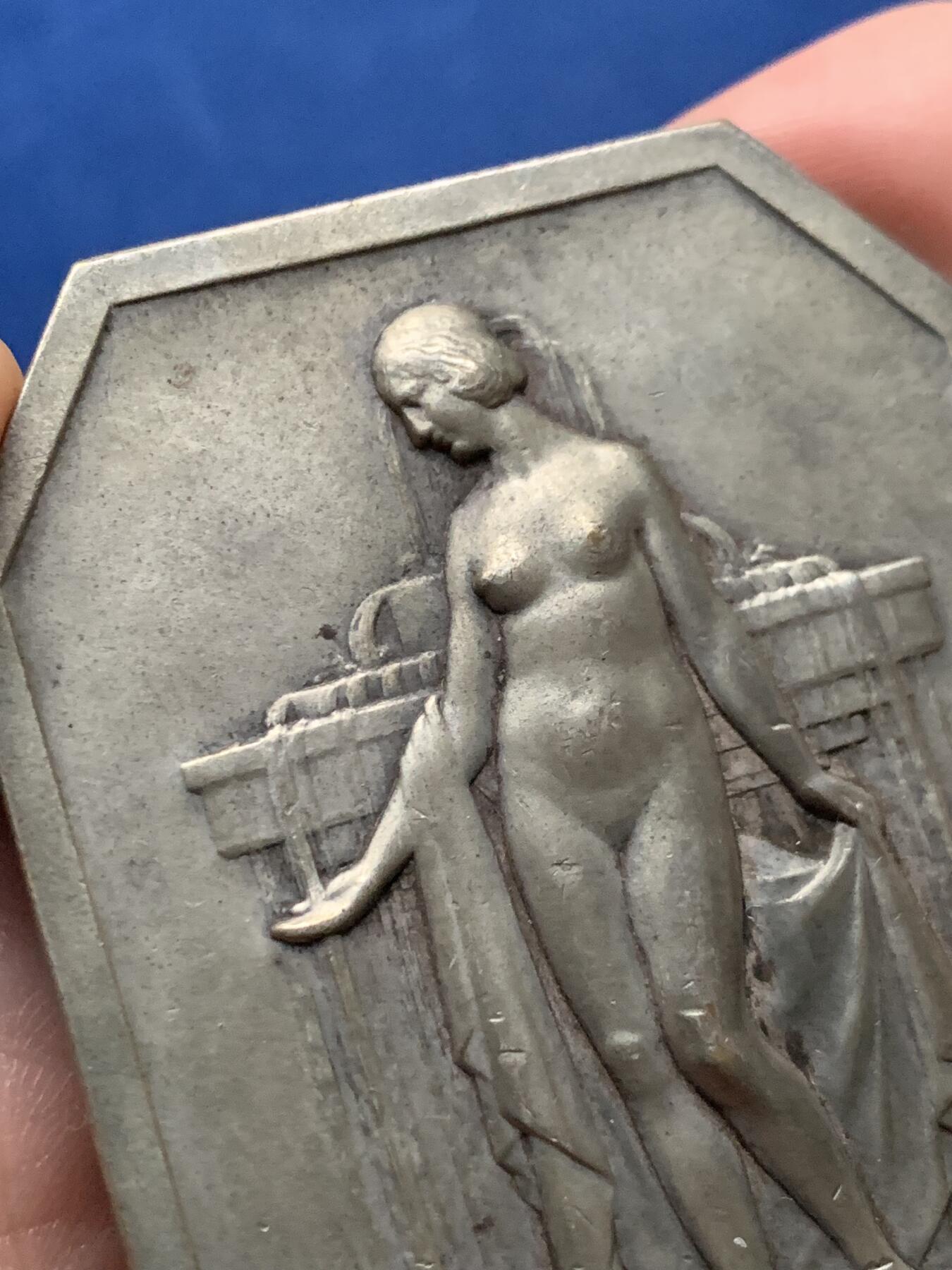 《竞宝斋》第436场 周日，周一2场连拍 （全场包邮） 法国依云小镇美女章牌，67.9*50.1*4.1毫米，97.6克，铜镀银材质，带边铭。