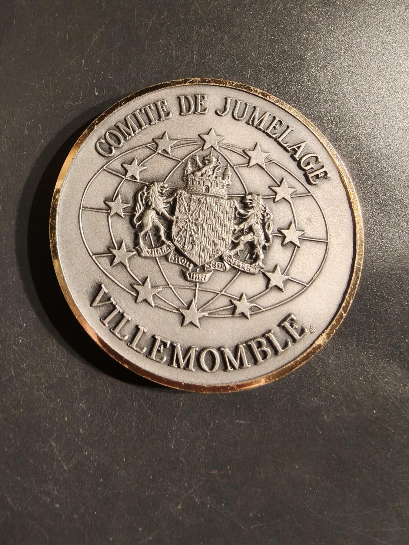 老王徽章第162期  是法国维勒蒙布勒市友好城市委员会镀银大铜章     直径62mm.    重量140g