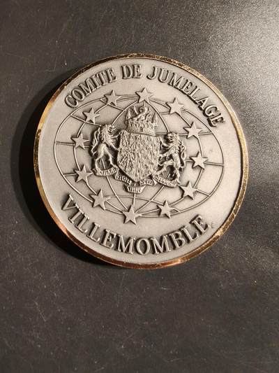 老王徽章第162期 -  是法国维勒蒙布勒市友好城市委员会镀银大铜章     直径62mm.    重量140g