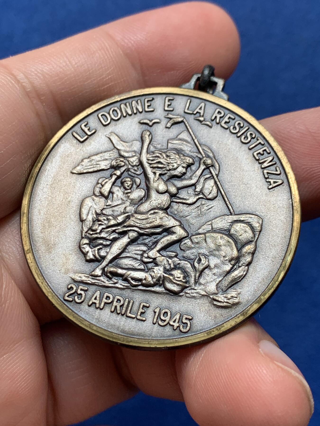 《竞宝斋》第436场 周日，周一2场连拍 （全场包邮） 妇女抵抗运动纪念章 27.8克 42.1mm