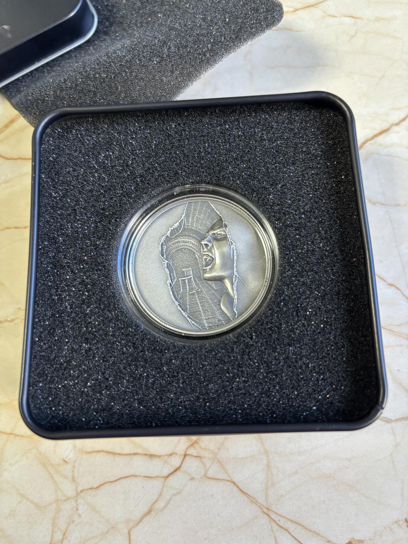 第181期拍卖 库克2023年迷茫和困境系列逃离1盎司纪念银币，999银，发行量999枚，外铁盒有稍微凹陷