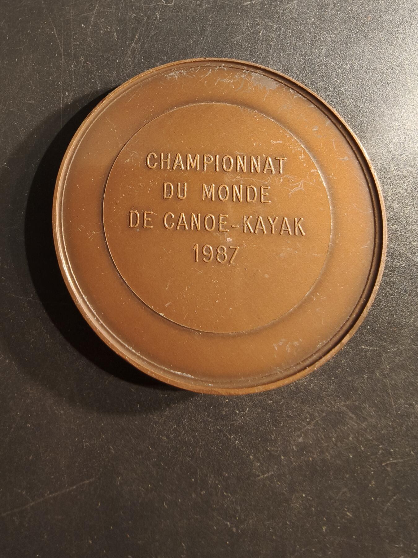 老王徽章第162期  法国滑雪胜地拉普拉涅大铜章    高浮雕     直径57mm.   重量108.3g