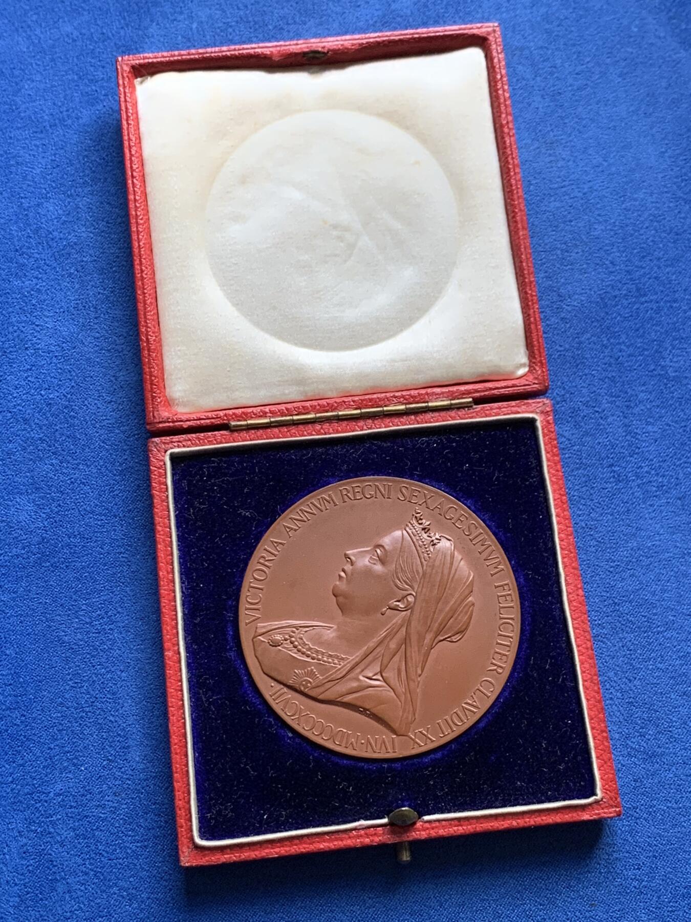 《竞宝斋》第436场 周日，周一2场连拍 （全场包邮） 英国维多利亚登基60周年大铜章 77克 55.2mm 带原盒