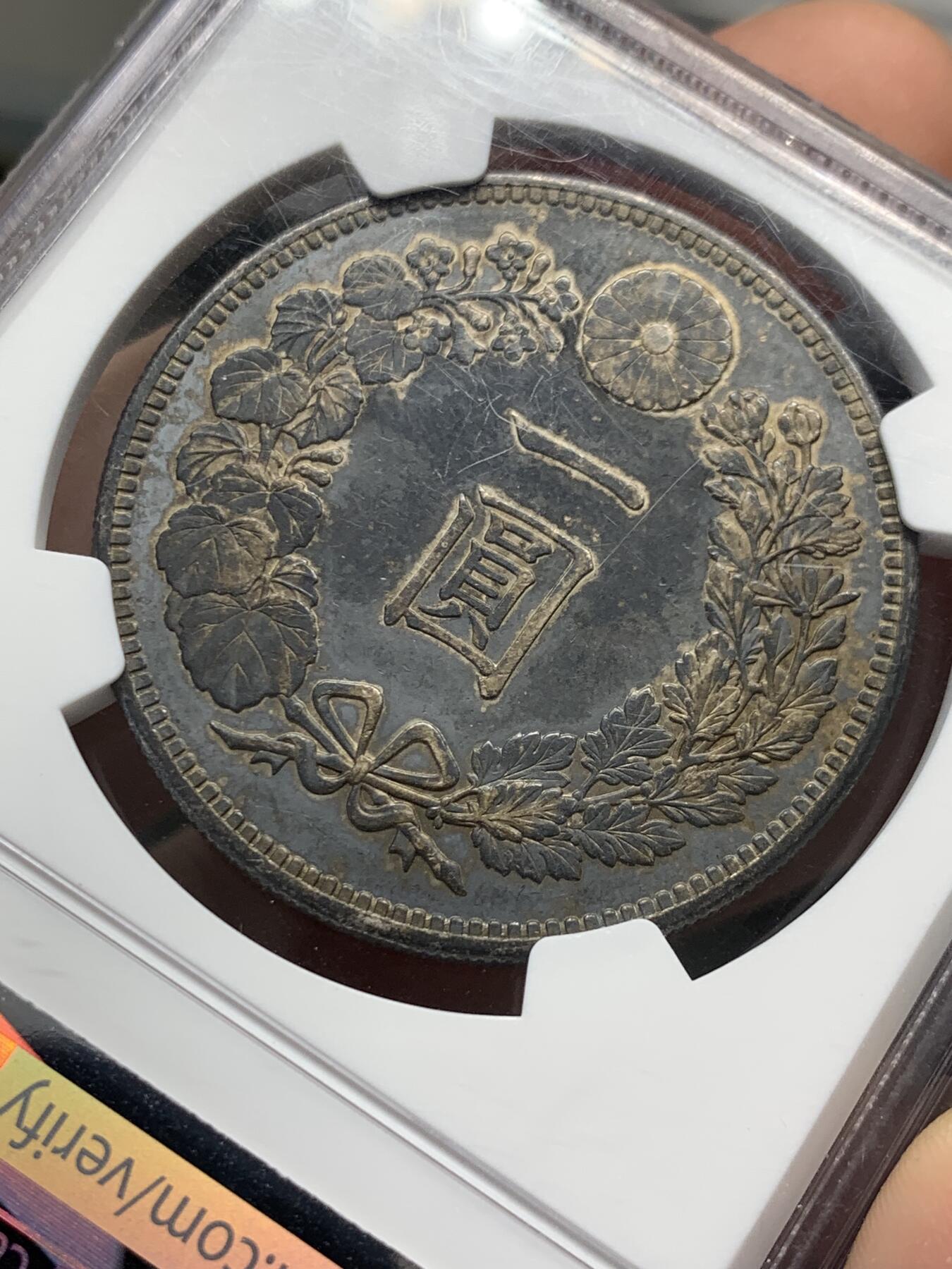 《竞宝斋》第436场 周日，周一2场连拍 （全场包邮） NGC XF 日本明治三十年（1897年）龙洋壹圆大银币 天然醇黑包浆 别有风味