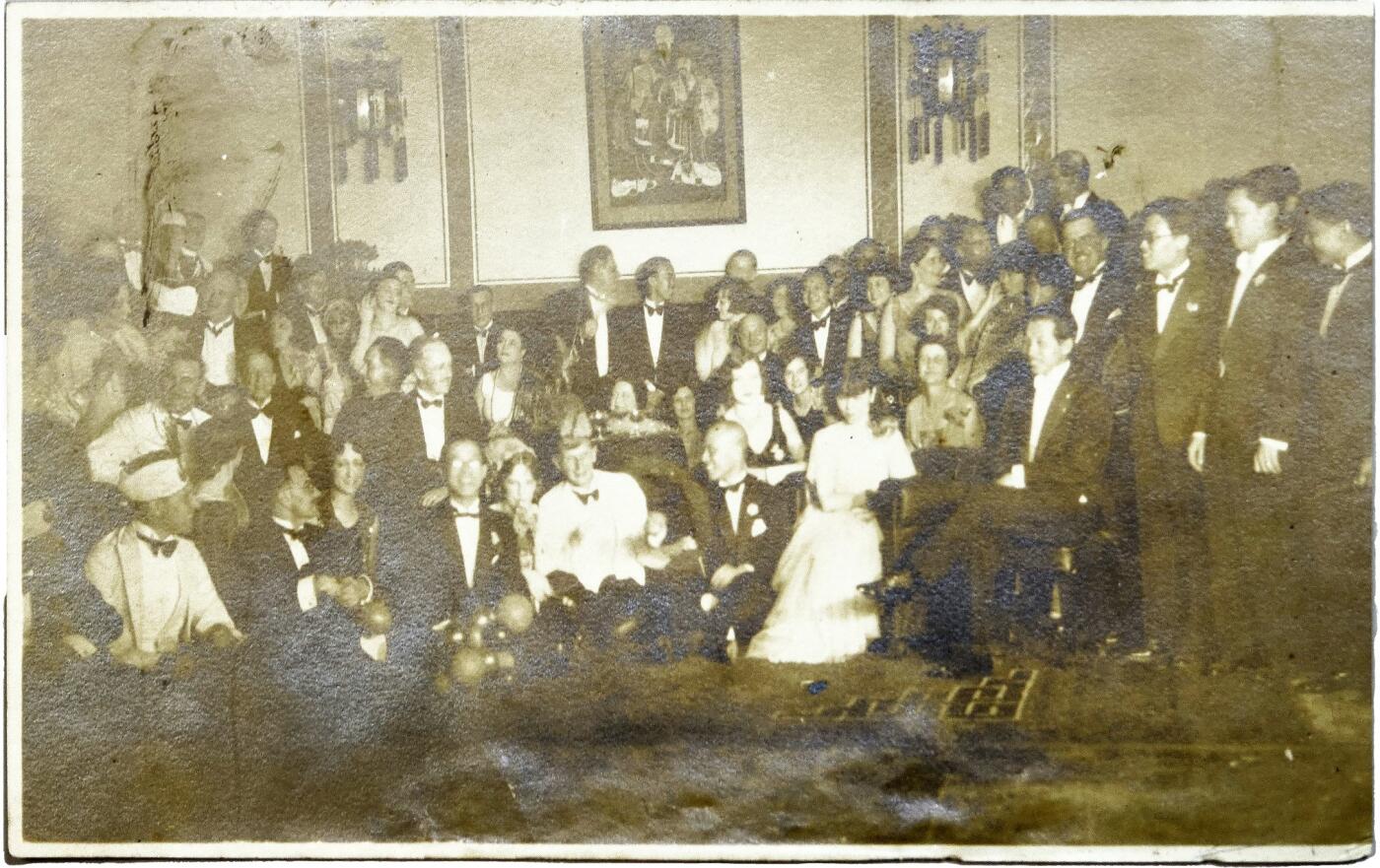 2025年吉藏纸杂文献秋季专场拍卖会 1930年春张学良与墨索里尼女儿埃达齐亚诺夫妇相识在北平和平饭店的外交宴会上照片一张。民国时期的＂少帅＂张学良，却不知在他29岁那年，曾与一位意大利贵族小姐、意大利独裁者墨索里尼的掌上明珠——埃达·墨索里尼有过一段传奇往事，而开端正式从这场宴会开始。 13×8cm