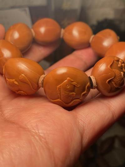 大佬都在看的苏工核雕捡漏价 - 福利苏工核雕，纯手工，铁核荷叶鲤鱼手串个性十足，等待有缘人，市场无同款，尺寸2。05 －2。1喜欢的来