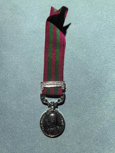 盛世勋华——号角文化勋章邮票专场拍卖第287期 - 英国印度服役奖章（1895-1902版）迷你章 维多利亚女王版 带瓦济里斯坦条 授予在英属印度西北镇压当地部族叛乱的英印军