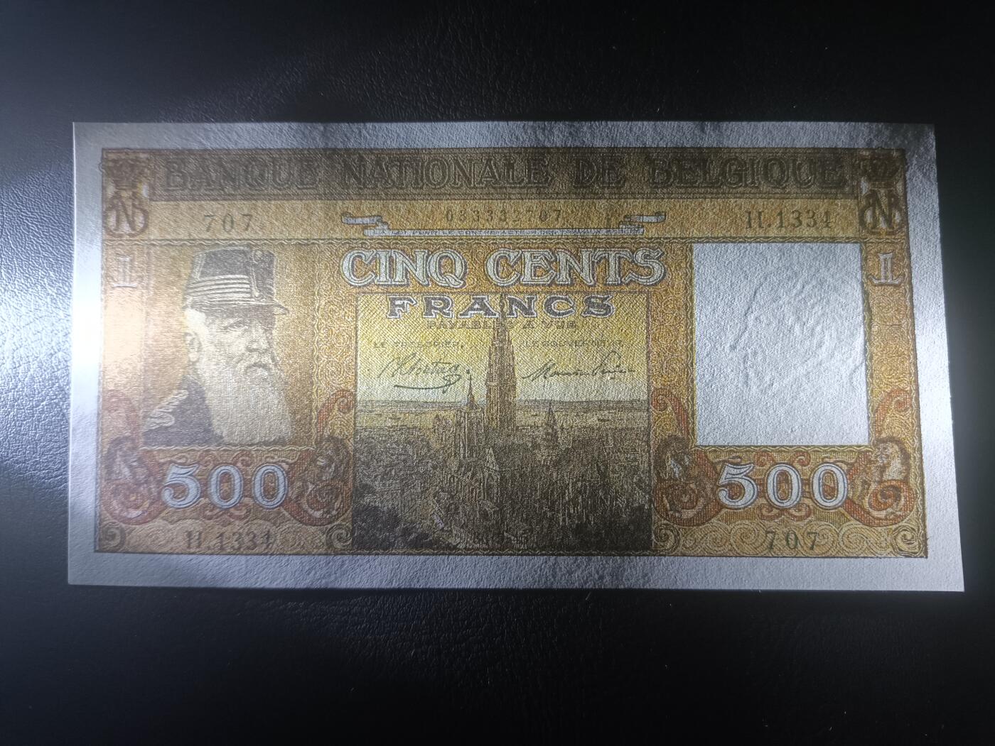 2025十一月第三期，总201期 比利时1945版500法郎UNC-，稀有的战后初版次高面值，正面是利奥波德国王和布鲁塞尔市中心，而背面象征了国王在位的“政绩”之一把刚果纳入自己的殖民地（但利奥波德在刚果的统治以残暴著称）