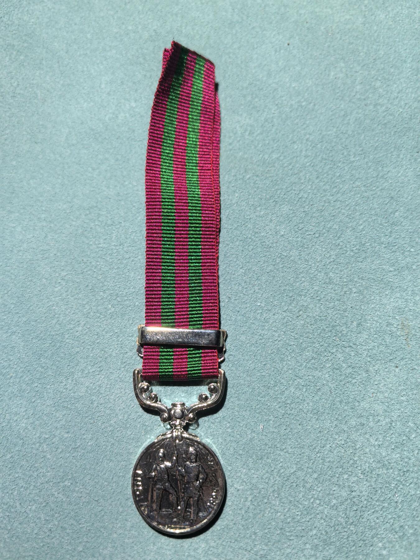 盛世勋华——号角文化勋章邮票专场拍卖第287期 英国印度服役奖章（1895-1902版）迷你章 维多利亚女王版 带瓦济里斯坦条 授予在英属印度西北镇压当地部族叛乱的英印军