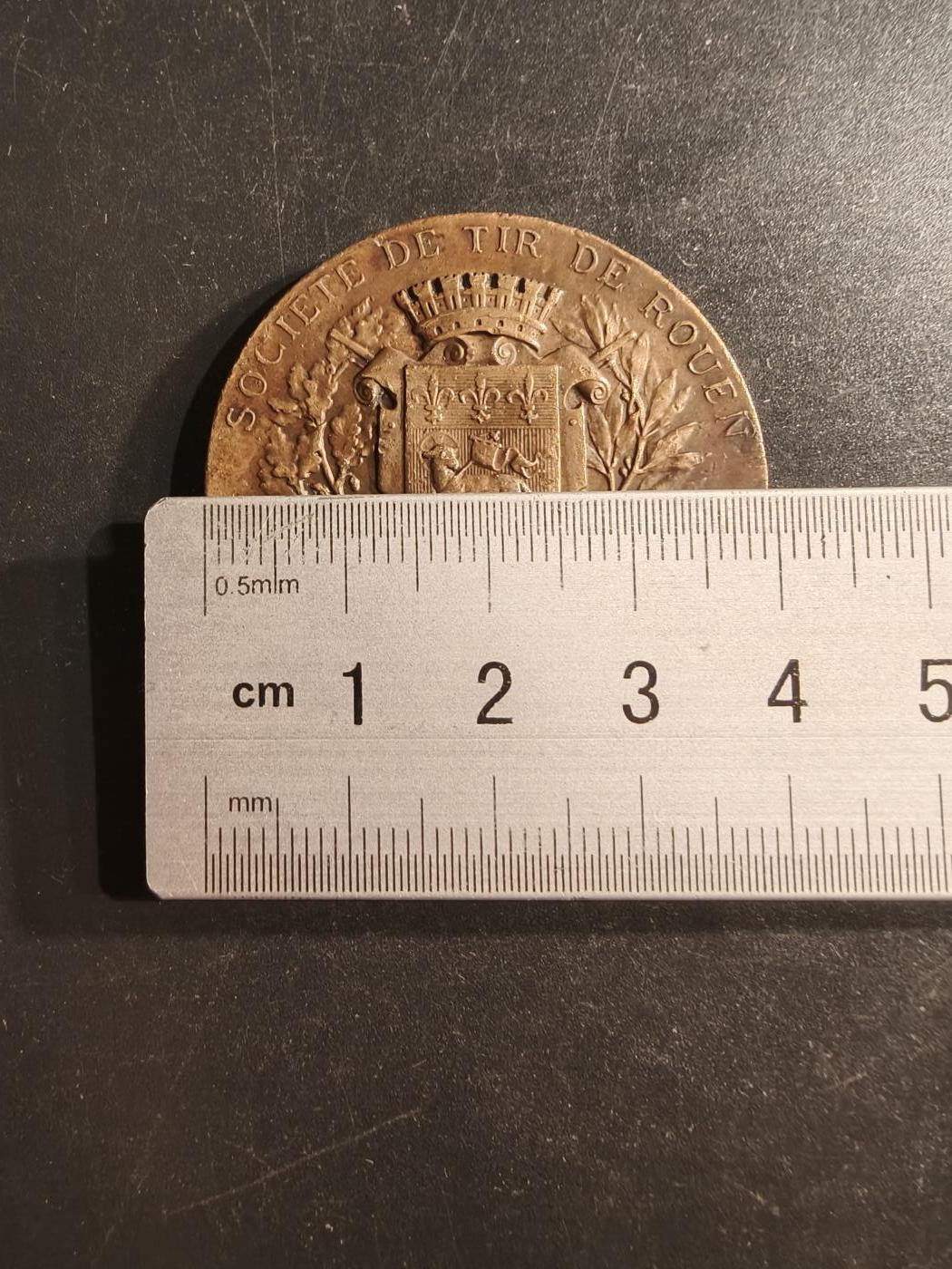 老王徽章第162期 法国鲁昂射击协会大铜章     直径41mm.    重量31g