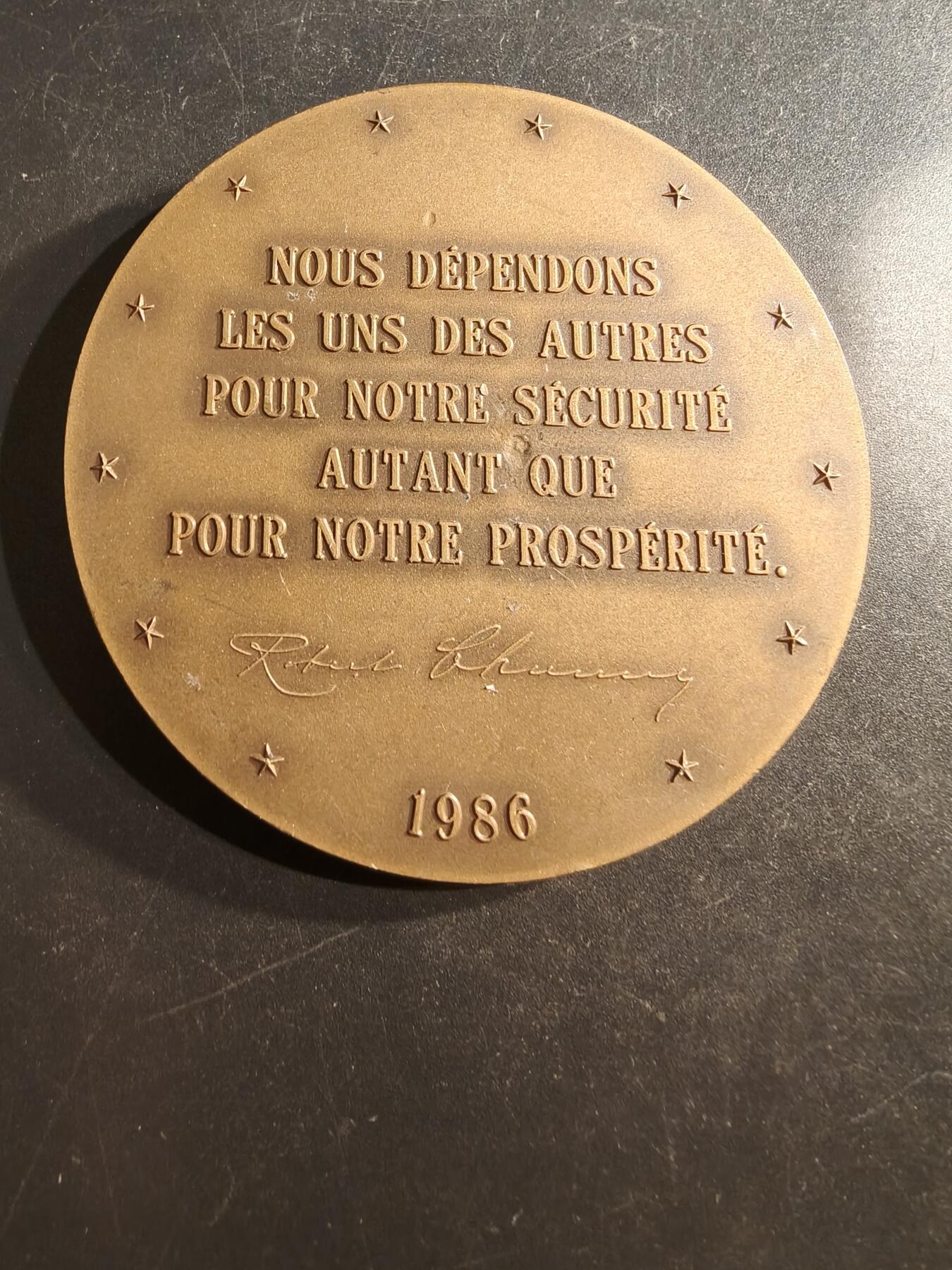 老王徽章第162期 卢森堡政治家“欧盟之父”之一的罗伯特舒曼大铜章     直径68mm.    重量127.6g