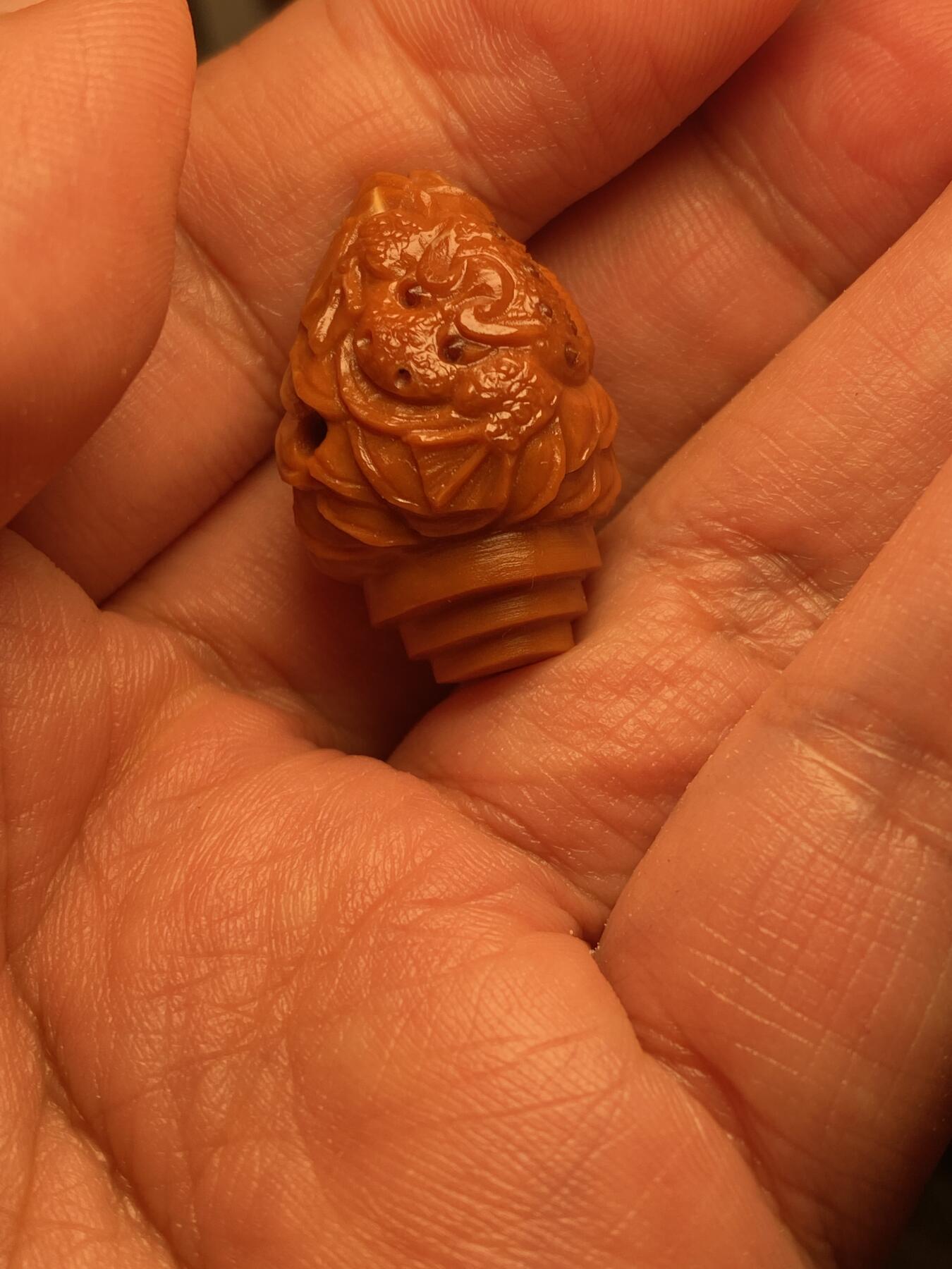 大佬都在看的苏工核雕捡漏价 福利苏工核雕，纯手工雕刻，老苏工铁核招财进宝，金蟾三通，个性十足，等待有缘人，市场无同款，尺寸1。95x2。9喜欢的来