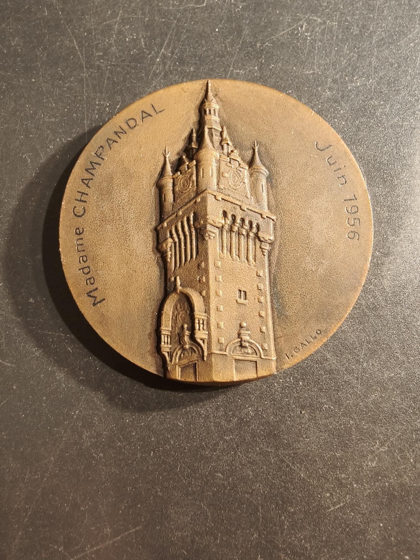 老王徽章第162期  法国北方省洛斯市圣母院塔大铜章     直径50mm.    重量68.3g
