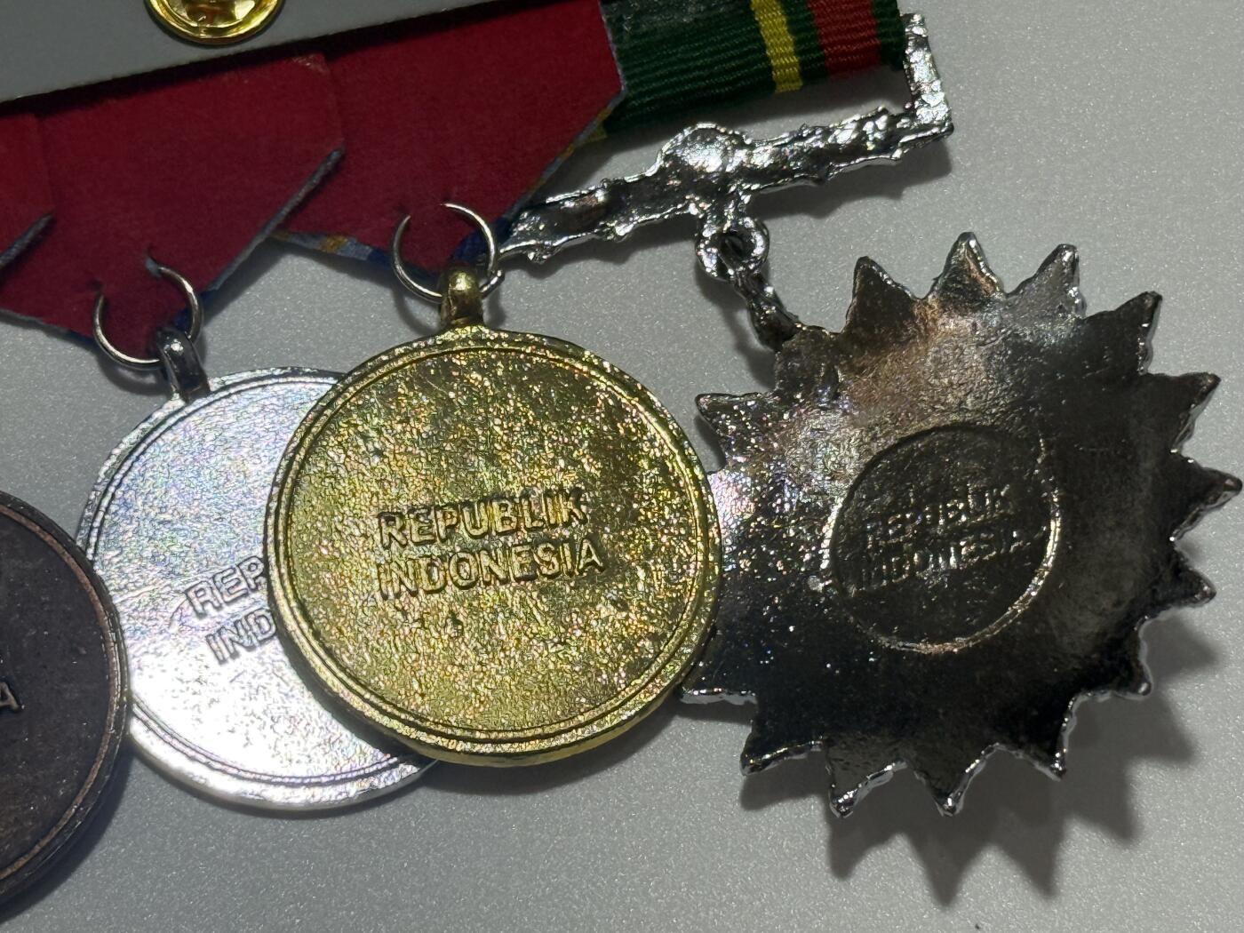 韵星假日精品2025秋季军品类拍卖会-- Rimey Holidays Boutique 2025 Autumn Militaria Sale 印度尼西亚4r联排--三级卡蒂卡挨卡拉克西（三军团结）之星勋章，金银铜三级国防军优秀服务奖章