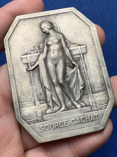 《竞宝斋》第436场 周日，周一2场连拍 （全场包邮） - 法国依云小镇美女章牌，67.9*50.1*4.1毫米，97.6克，铜镀银材质，带边铭。