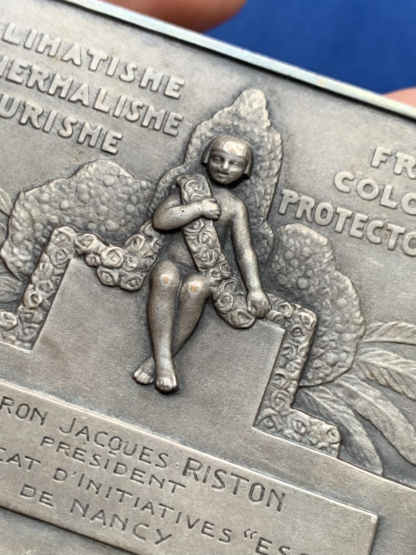 《竞宝斋》第436场 周日，周一2场连拍 （全场包邮） 法国旅游联盟联合会镀银大铜章 147.3克 71*61.5mm 三角铜标 带原盒