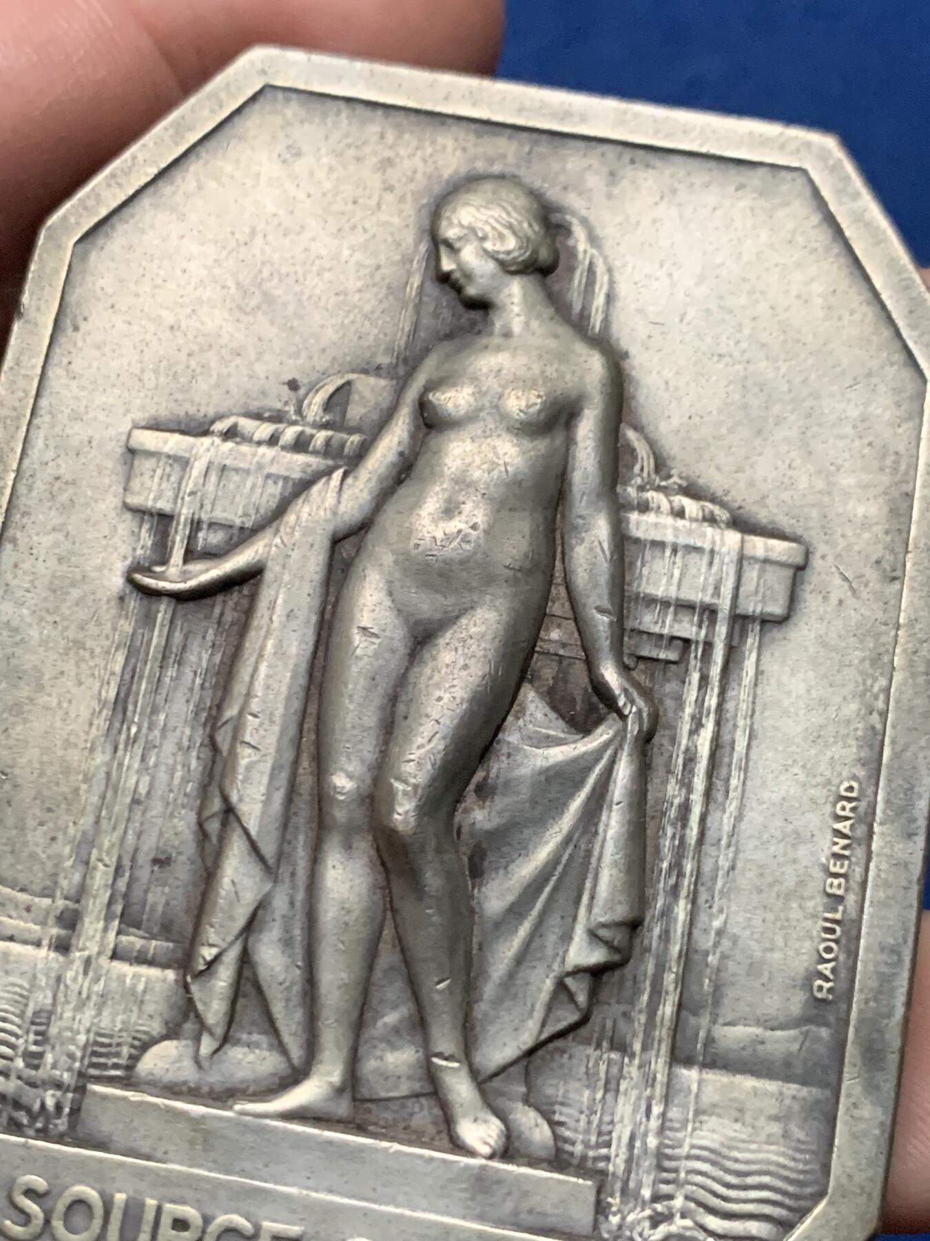 《竞宝斋》第436场 周日，周一2场连拍 （全场包邮） 法国依云小镇美女章牌，67.9*50.1*4.1毫米，97.6克，铜镀银材质，带边铭。