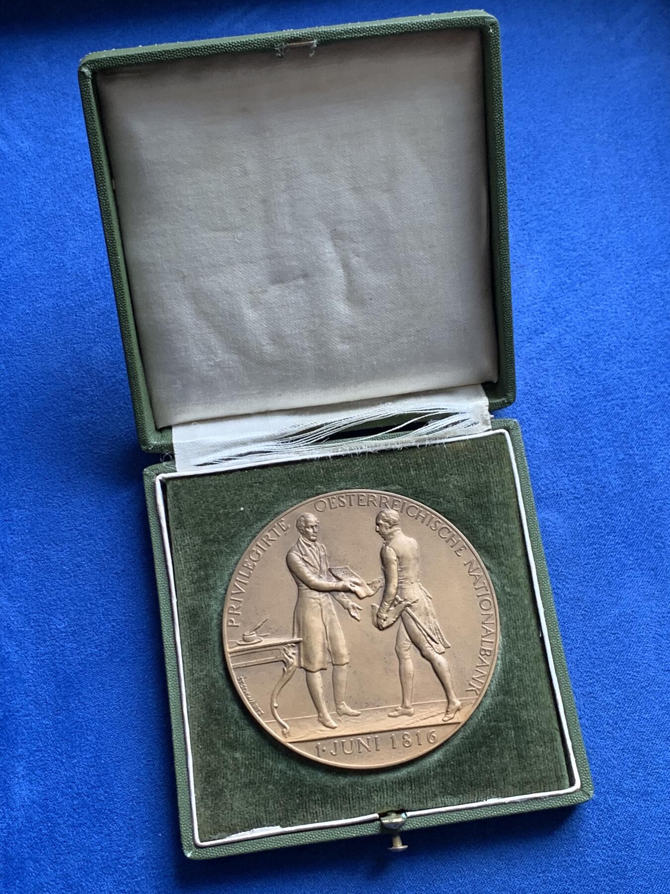 《竞宝斋》第436场 周日，周一2场连拍 （全场包邮） 1816-1916年奥地利国民银行百年纪念铜章 直径65.2mm 重约108.5g 带原盒 状态不错 细节见图