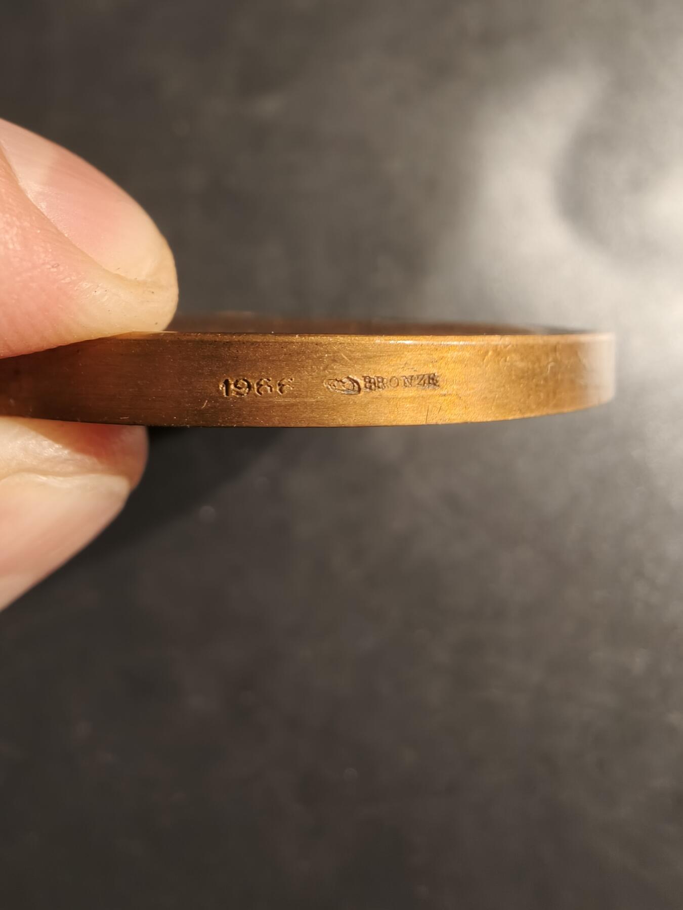 老王徽章第162期  法国邮轮公司“巴斯德”号远洋客轮下水大铜章    路易·巴斯德（Louis Pasteur）是法国微生物学家和化学家，以其在微生物学领域的杰出贡献而闻名