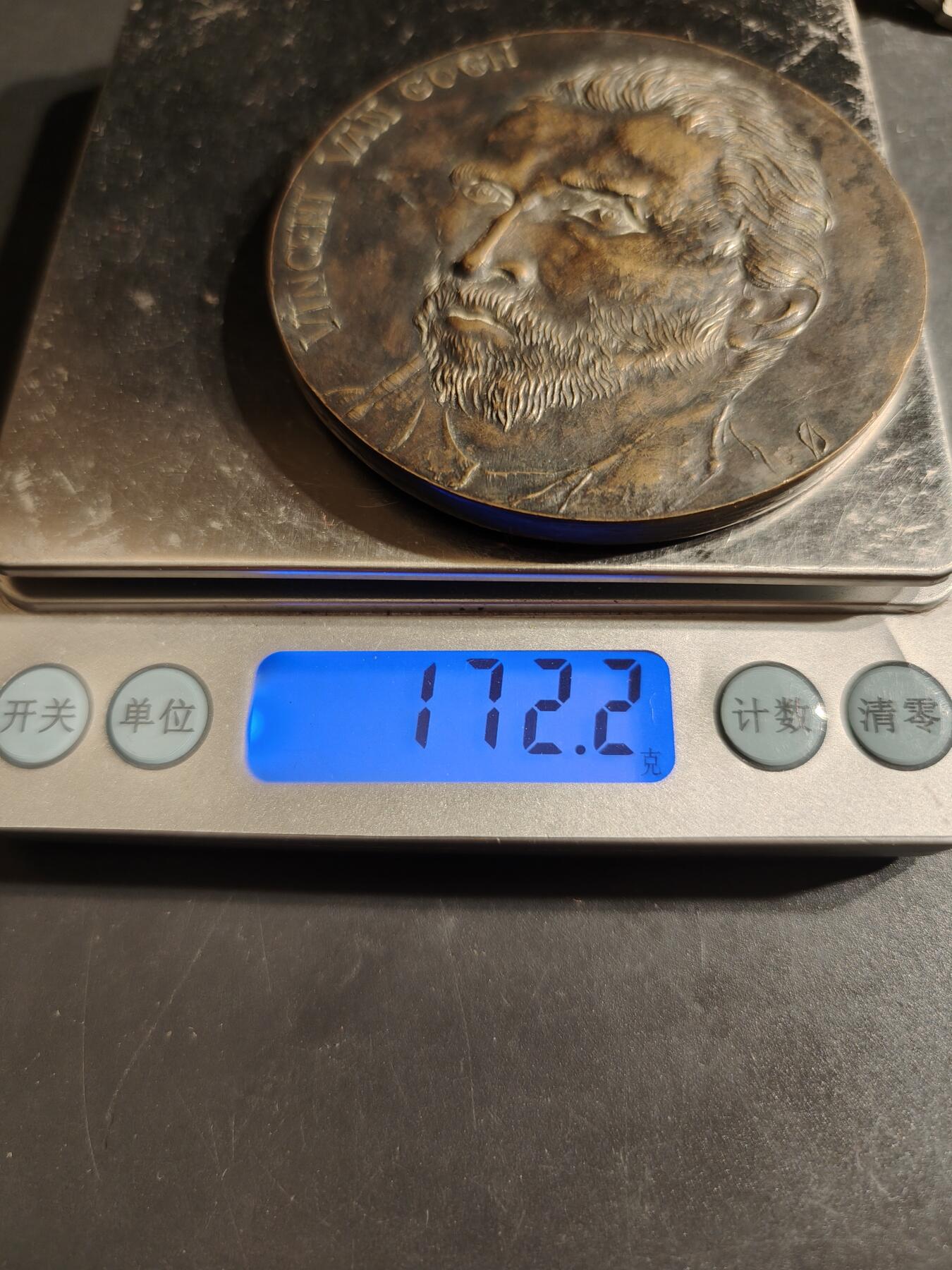 老王徽章第162期 荷兰著名艺术家梵高大铜章    背面铭文“夜晚也是太阳”    直径68mm.   重量172.2g