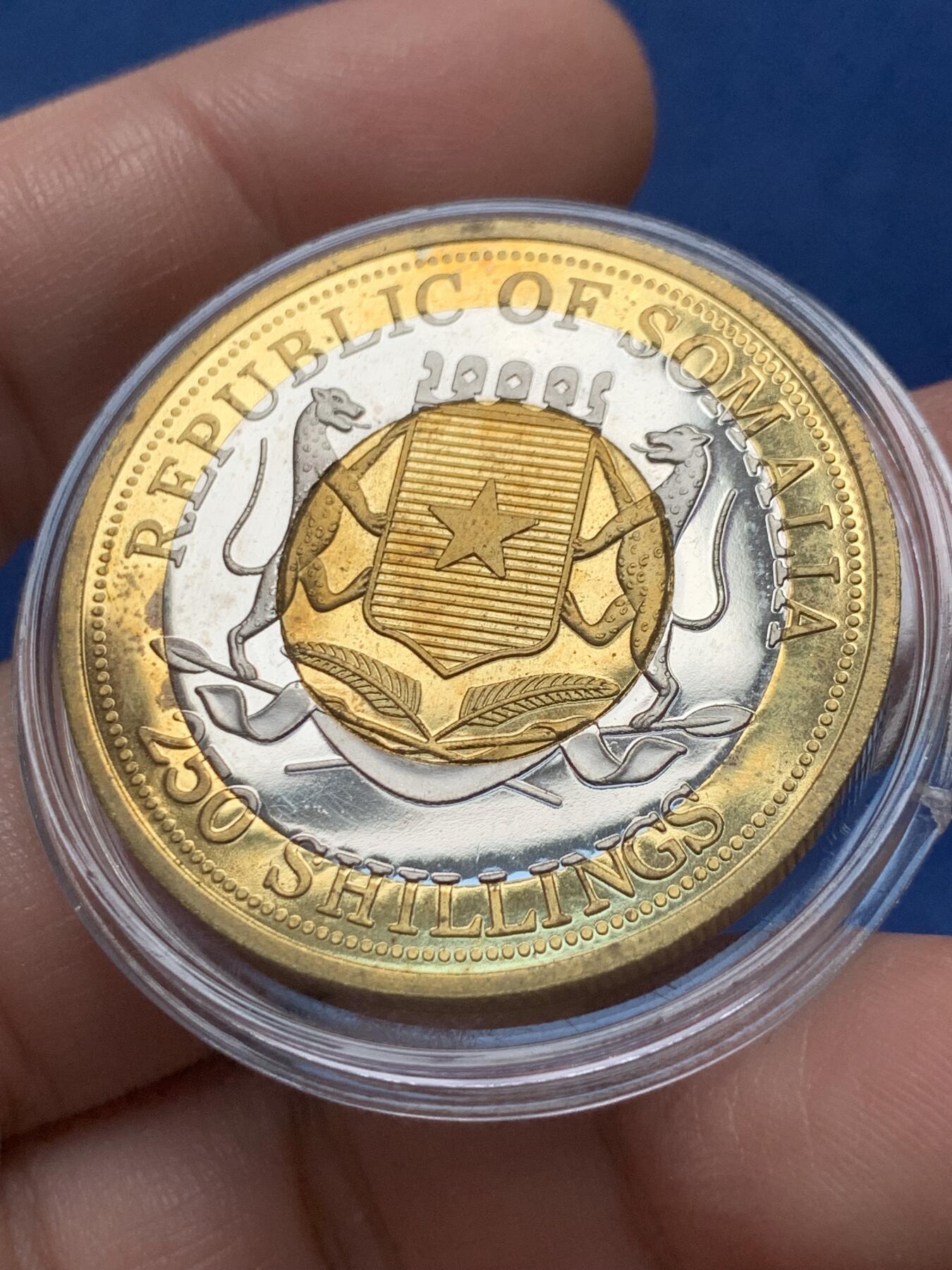 《竞宝斋》第436场 周日，周一2场连拍 （全场包邮） 四枚一组 2008年/2009年索马里双色币，纪念达尔文，门捷列夫，毕加索和约翰·巴丁（两次诺贝尔物理学奖获得者），少见，38mm。