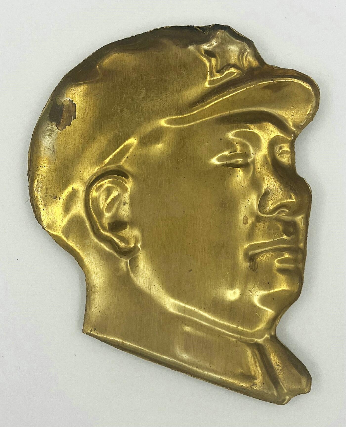 2025年伟人像章秋季专场拍卖会 金色侧面像 军帽 红色珐琅五角星帽徽领章 三枚 9.8cm×8.15cm×3