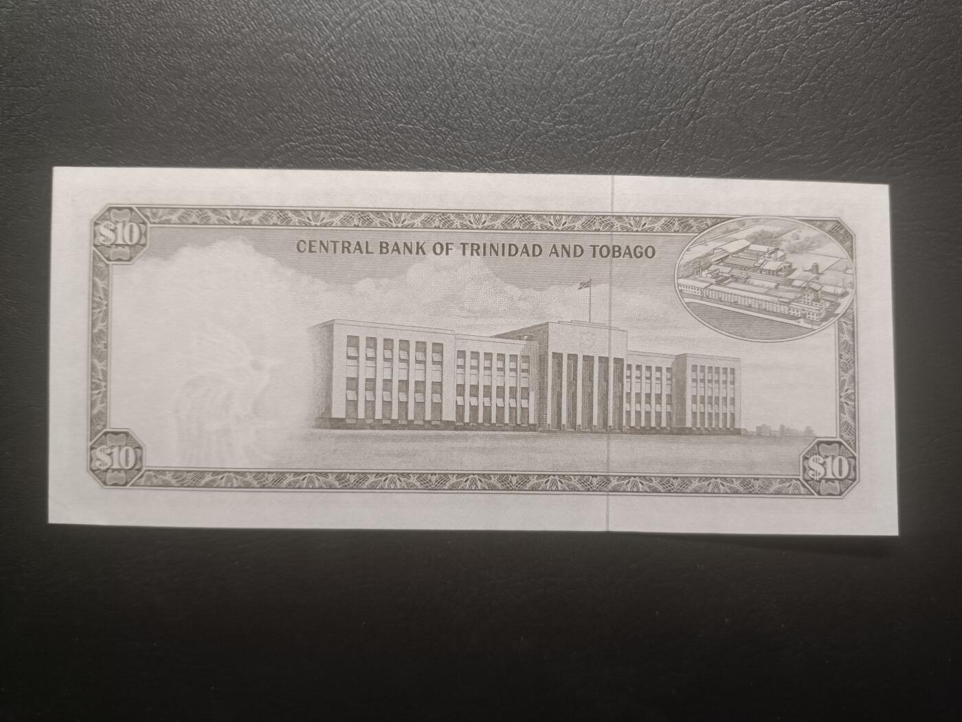 2025十一月第三期，总201期 特立尼达和多巴哥1964版10元UNC-无47，稀有女王头像序列中高面值，国徽和央行大楼以及海上钻井平台