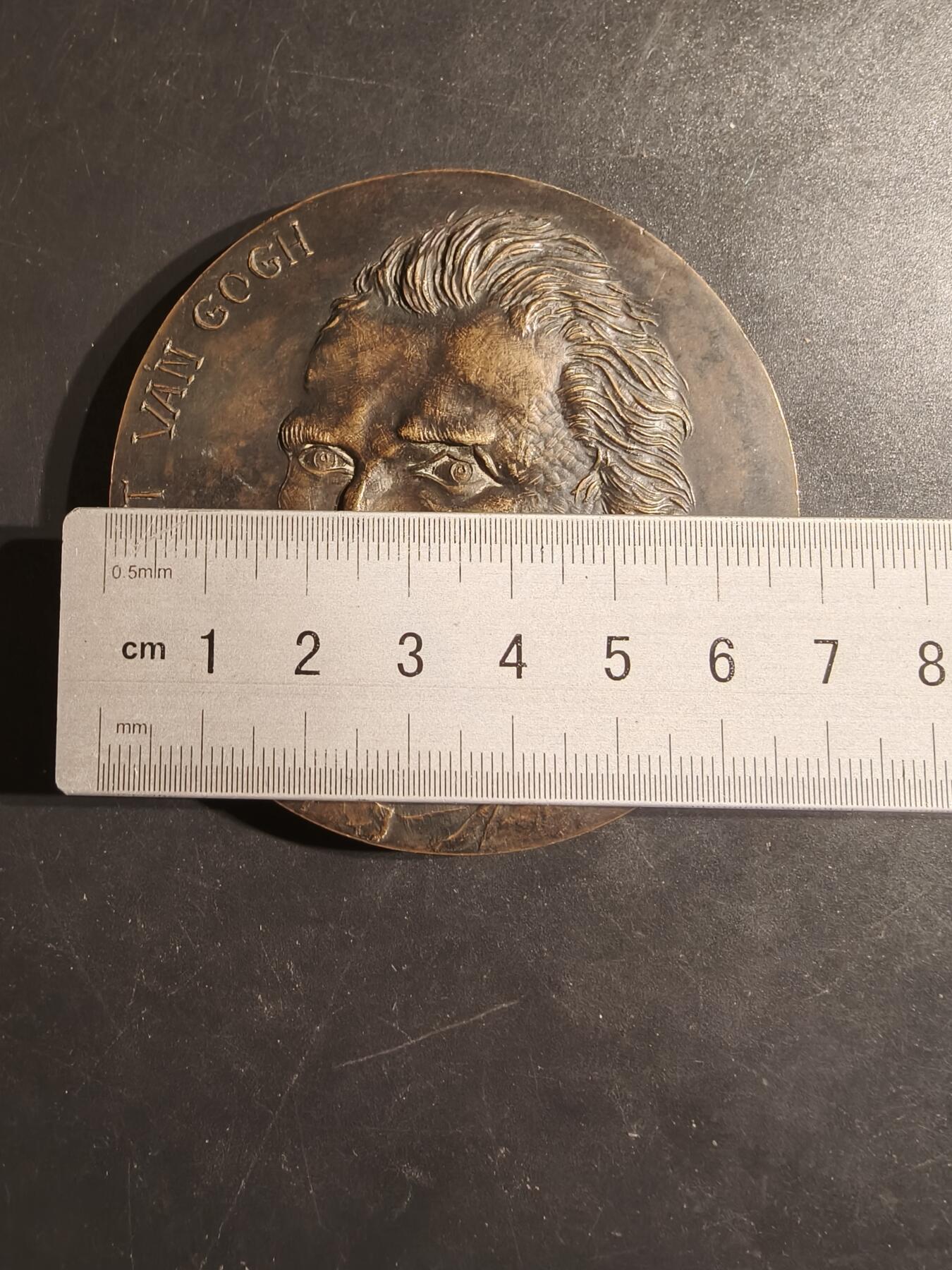老王徽章第162期 荷兰著名艺术家梵高大铜章    背面铭文“夜晚也是太阳”    直径68mm.   重量172.2g